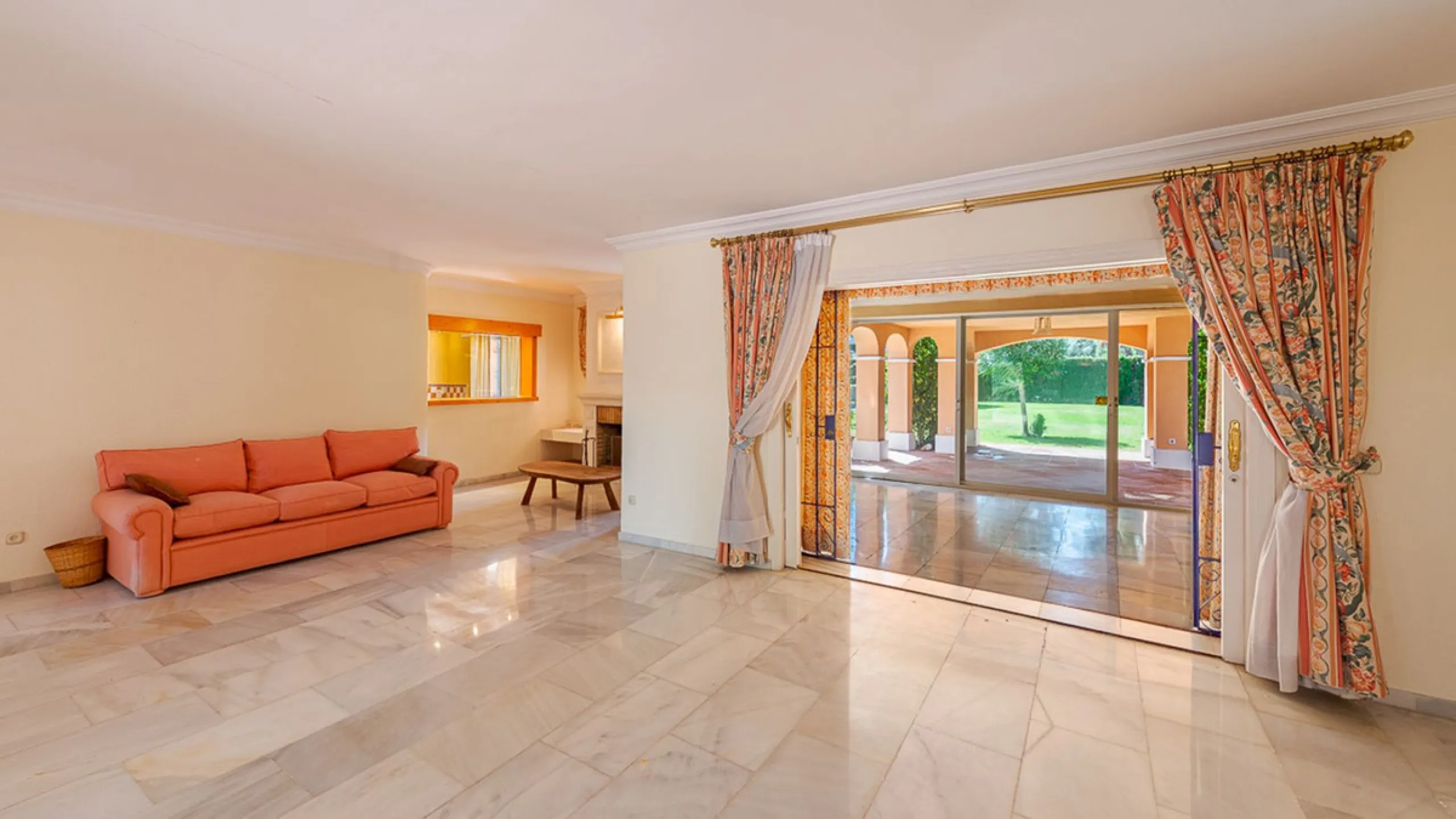 Villa for sale in El Paraiso - Baronal 100 meters from the beach, The New Golden Mile, Estepona in a very quiet neighborhood.
