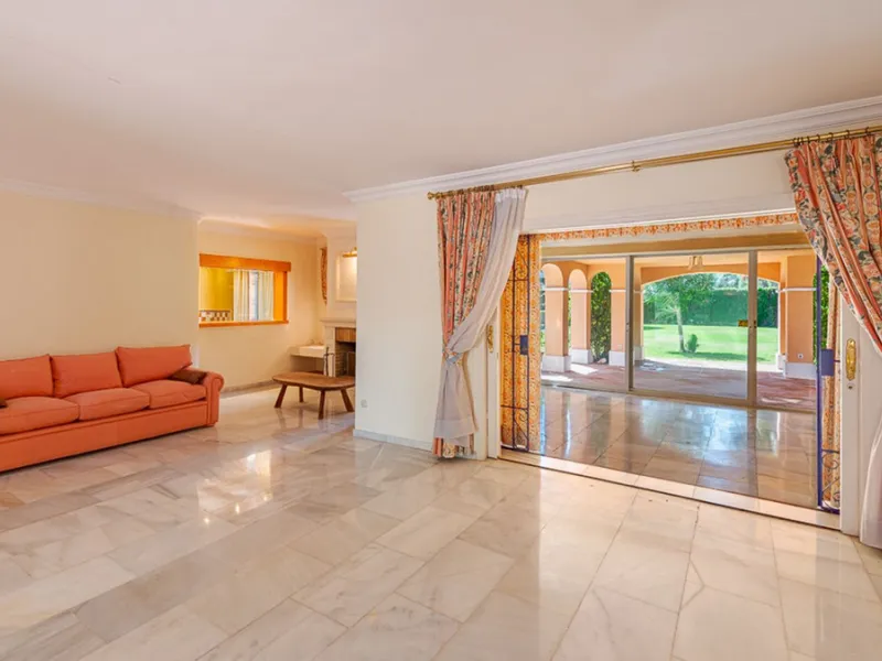 Villa for sale in El Paraiso - Baronal 100 meters from the beach, The New Golden Mile, Estepona in a very quiet neighborhood.