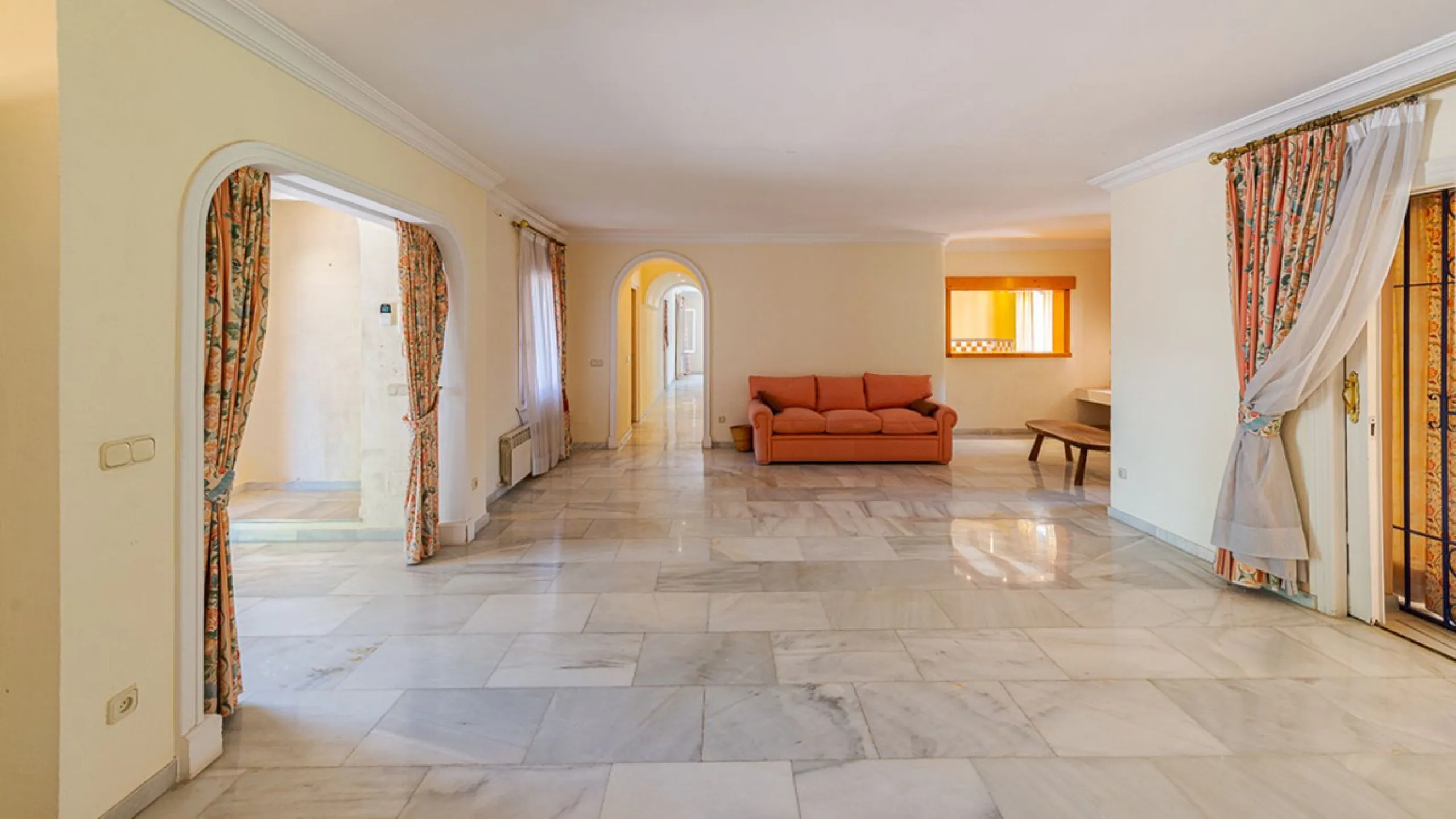 Villa for sale in El Paraiso - Baronal 100 meters from the beach, The New Golden Mile, Estepona in a very quiet neighborhood.