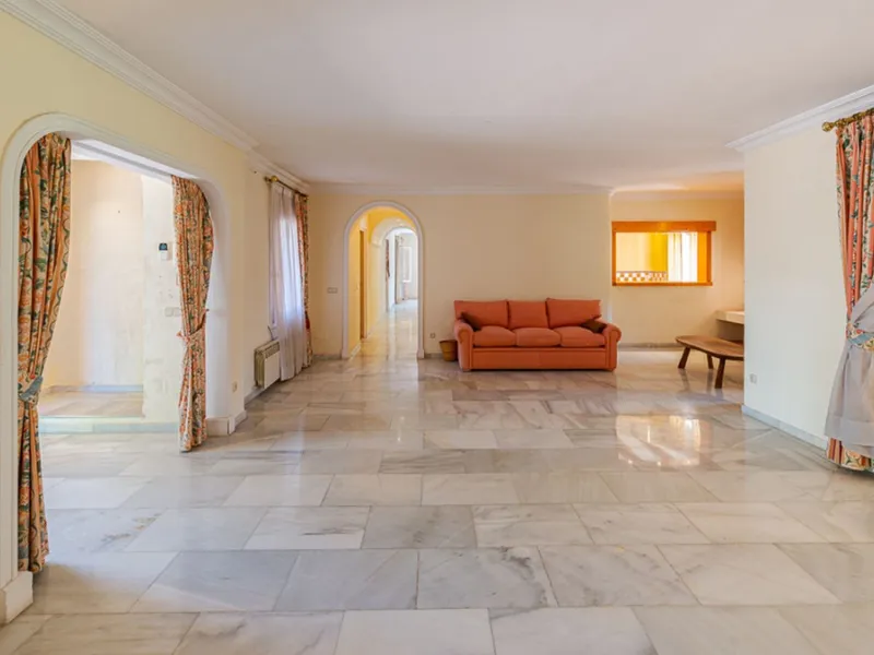 Villa for sale in El Paraiso - Baronal 100 meters from the beach, The New Golden Mile, Estepona in a very quiet neighborhood.