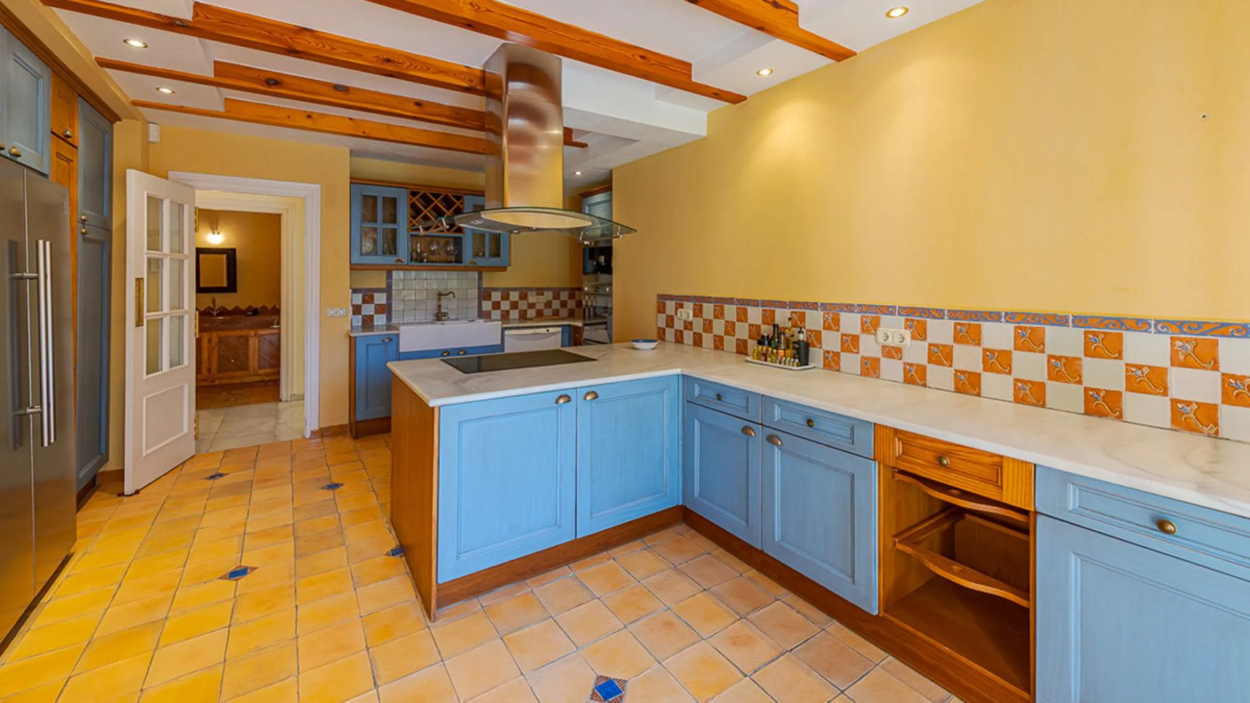 Villa for sale in El Paraiso - Baronal 100 meters from the beach, The New Golden Mile, Estepona in a very quiet neighborhood.