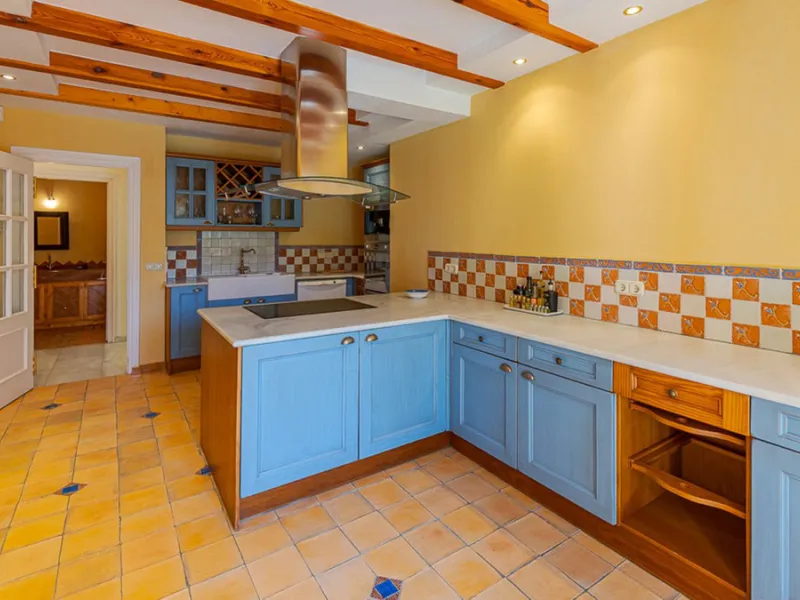Villa for sale in El Paraiso - Baronal 100 meters from the beach, The New Golden Mile, Estepona in a very quiet neighborhood.