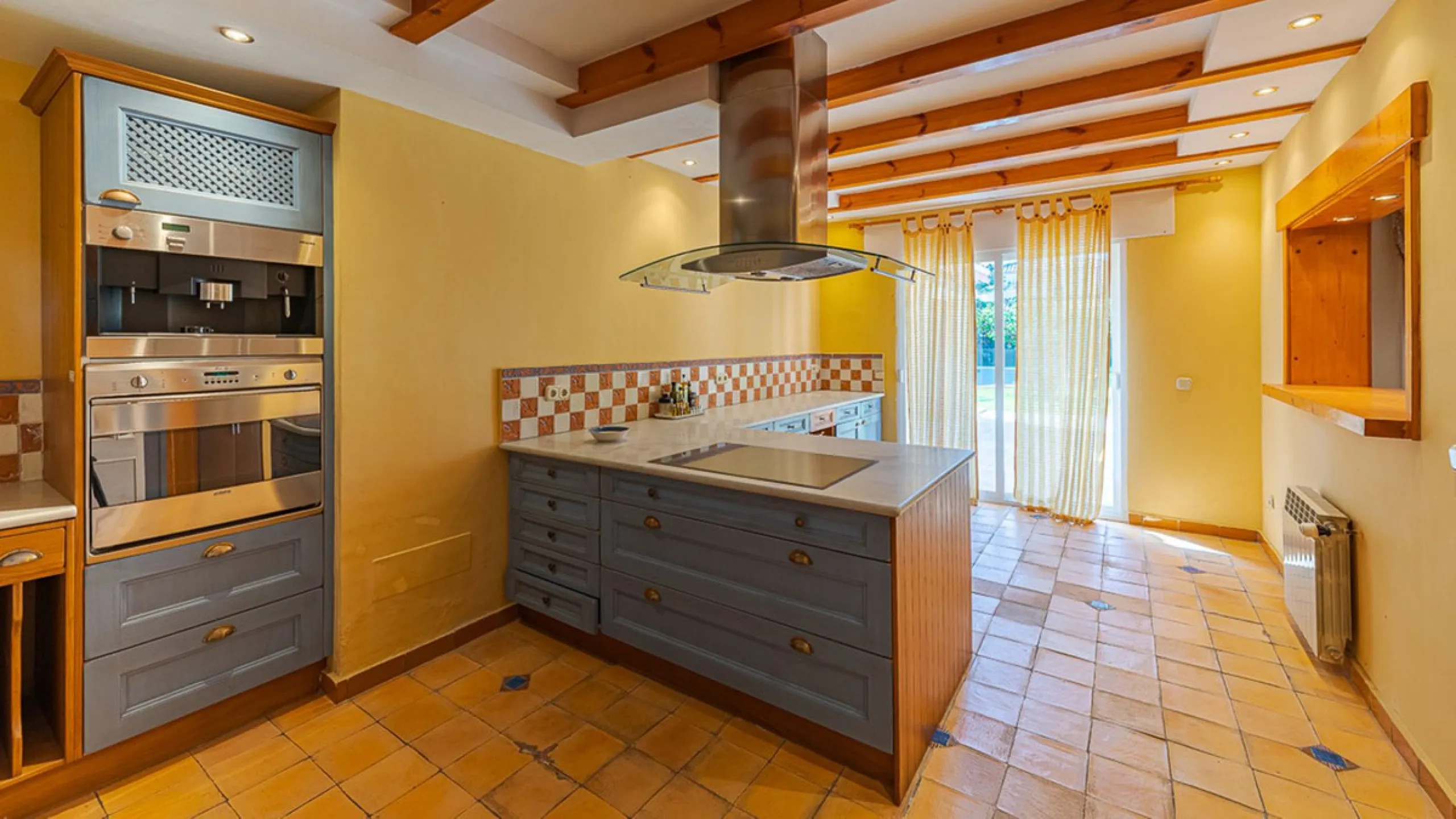 Villa for sale in El Paraiso - Baronal 100 meters from the beach, The New Golden Mile, Estepona in a very quiet neighborhood.