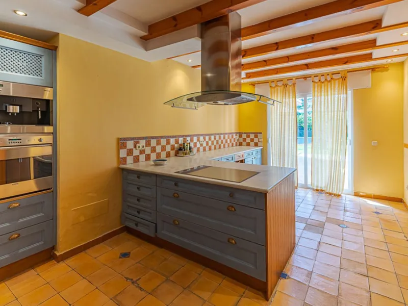 Villa for sale in El Paraiso - Baronal 100 meters from the beach, The New Golden Mile, Estepona in a very quiet neighborhood.