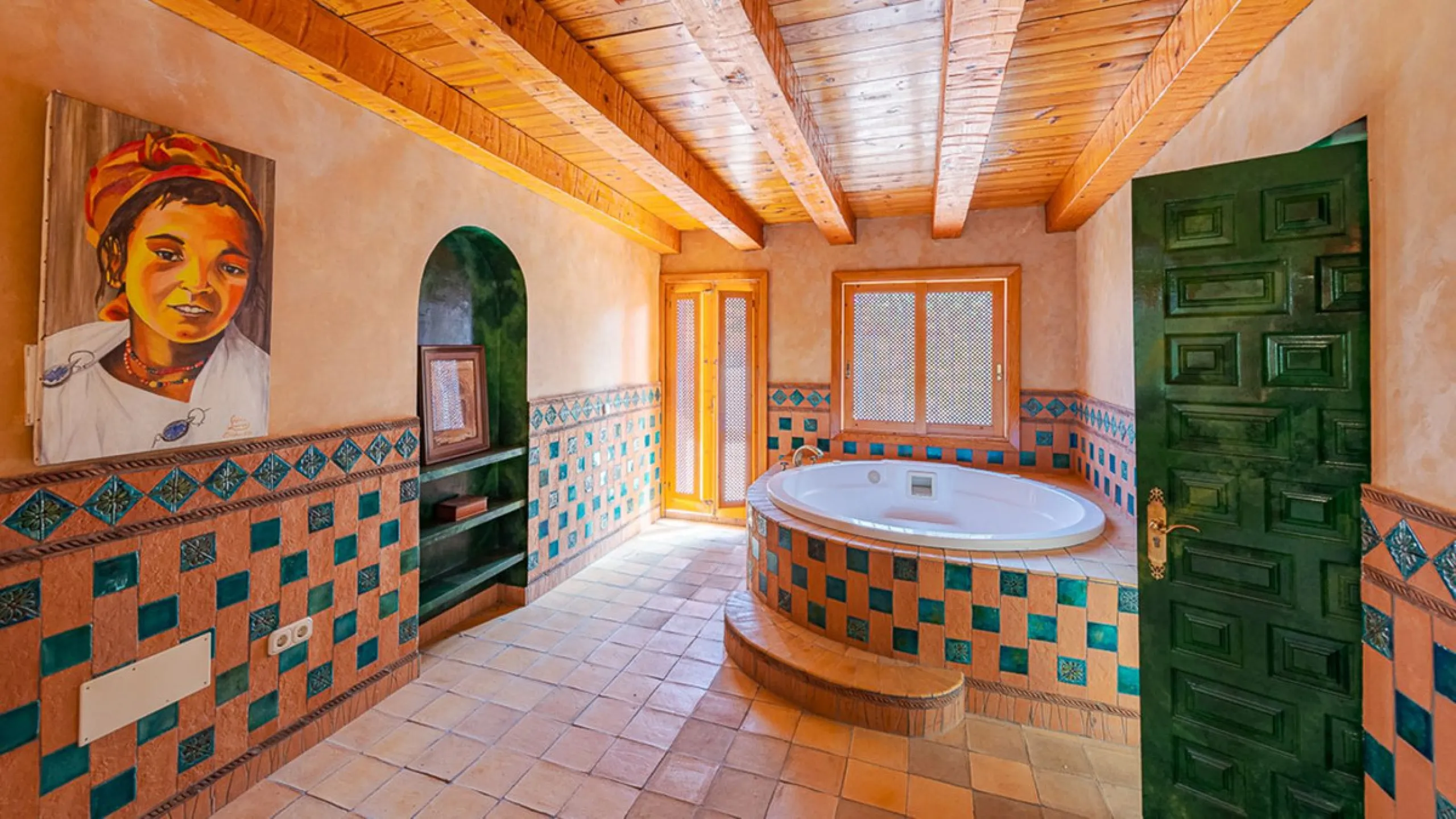 Villa for sale in El Paraiso - Baronal 100 meters from the beach, The New Golden Mile, Estepona in a very quiet neighborhood.