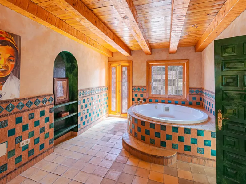 Villa for sale in El Paraiso - Baronal 100 meters from the beach, The New Golden Mile, Estepona in a very quiet neighborhood.