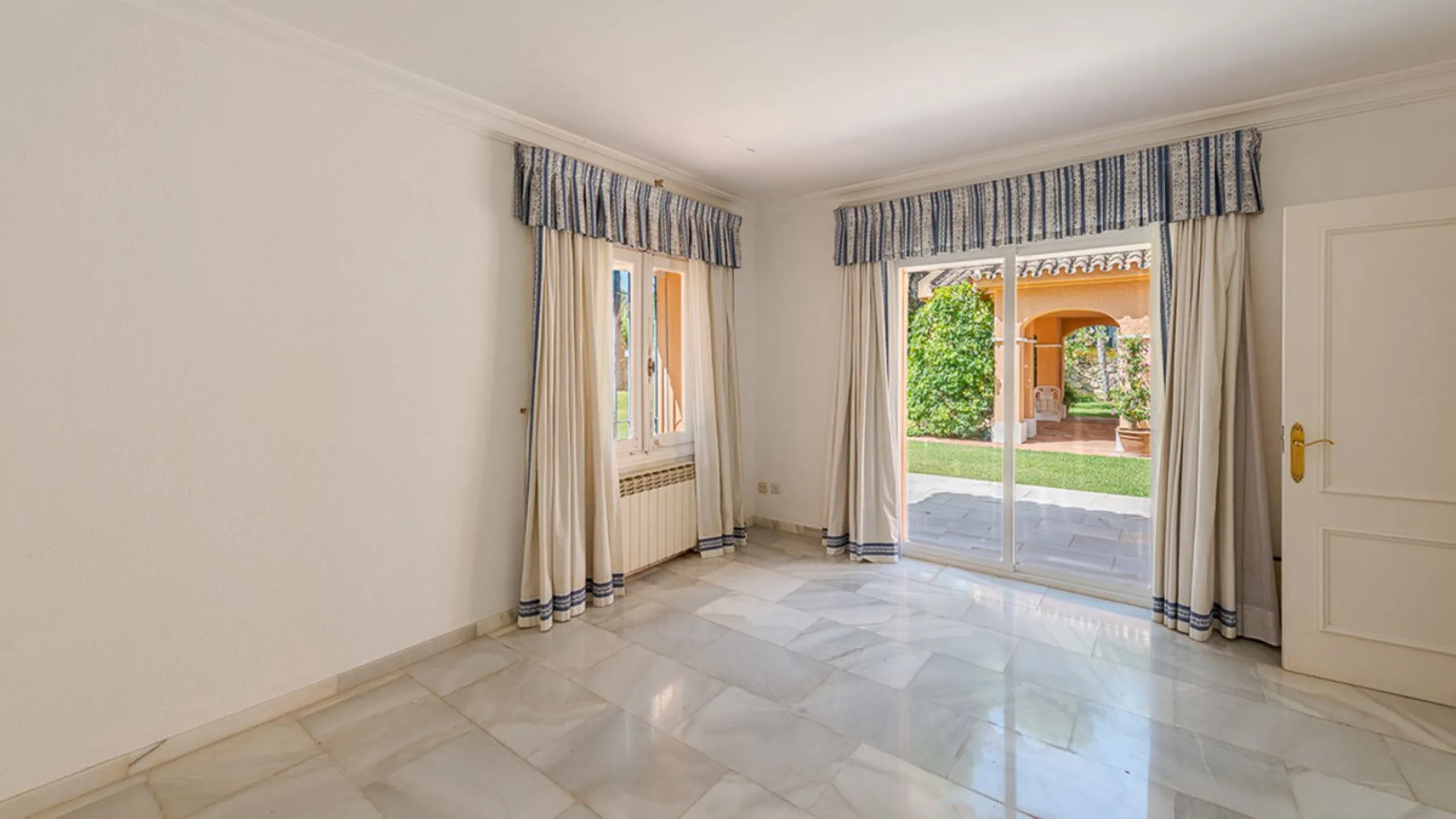 Villa for sale in El Paraiso - Baronal 100 meters from the beach, The New Golden Mile, Estepona in a very quiet neighborhood.