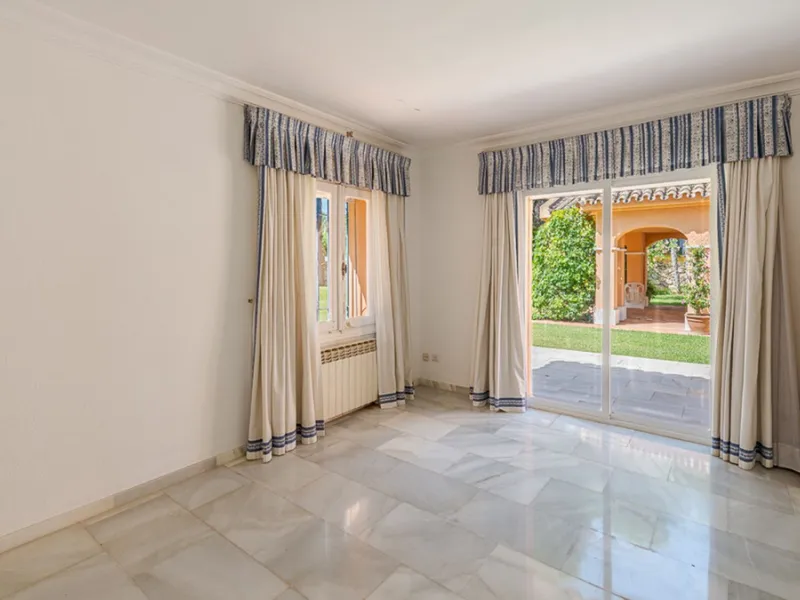 Villa for sale in El Paraiso - Baronal 100 meters from the beach, The New Golden Mile, Estepona in a very quiet neighborhood.