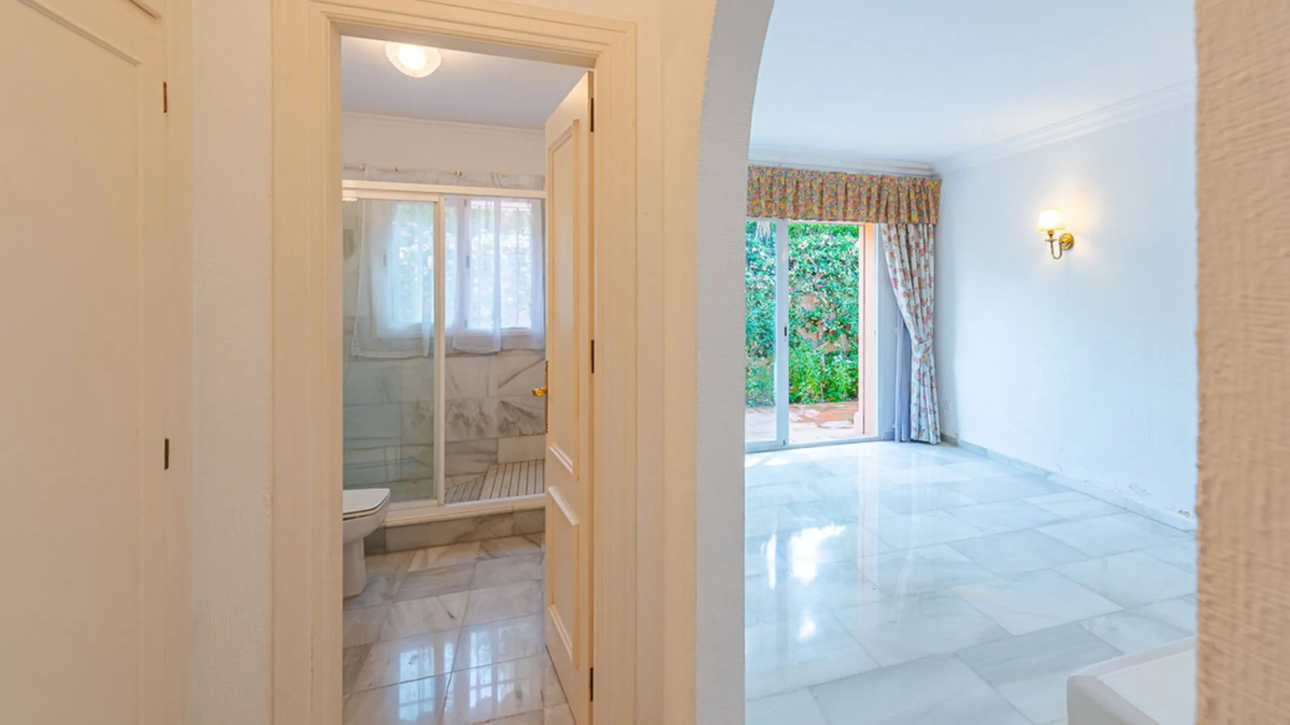 Villa for sale in El Paraiso - Baronal 100 meters from the beach, The New Golden Mile, Estepona in a very quiet neighborhood.