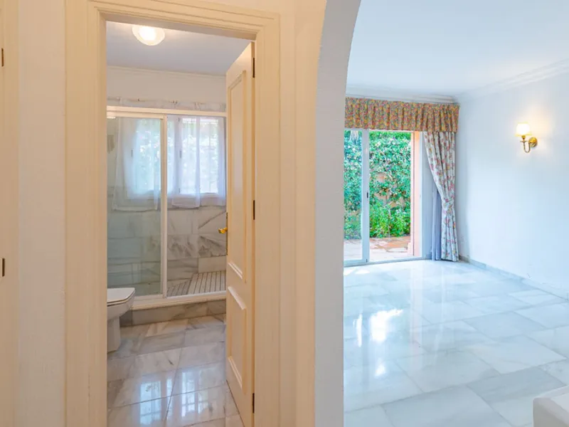 Villa for sale in El Paraiso - Baronal 100 meters from the beach, The New Golden Mile, Estepona in a very quiet neighborhood.
