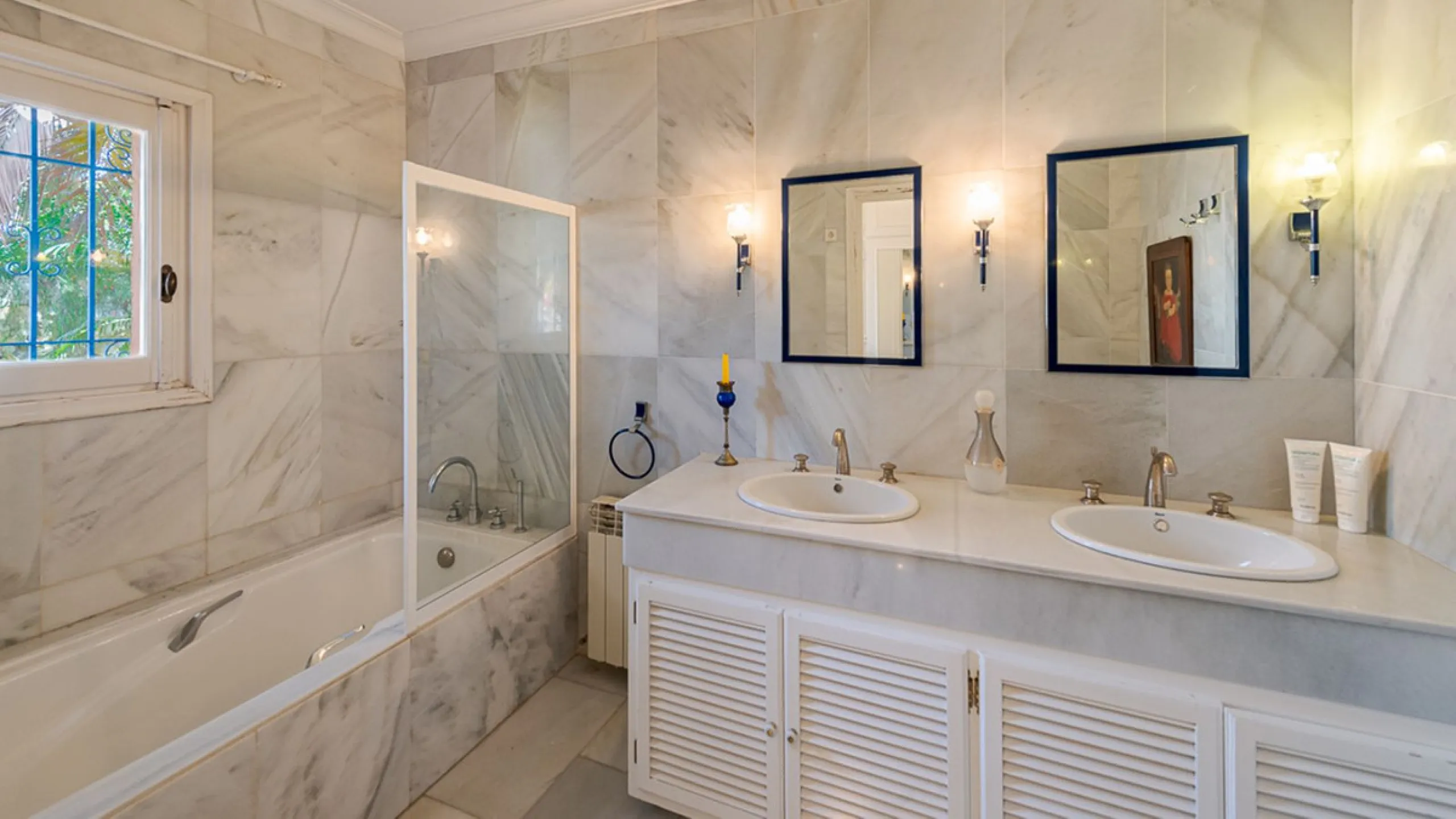 Villa for sale in El Paraiso - Baronal 100 meters from the beach, The New Golden Mile, Estepona in a very quiet neighborhood.