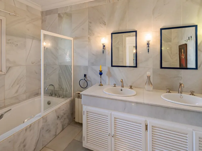 Villa for sale in El Paraiso - Baronal 100 meters from the beach, The New Golden Mile, Estepona in a very quiet neighborhood.