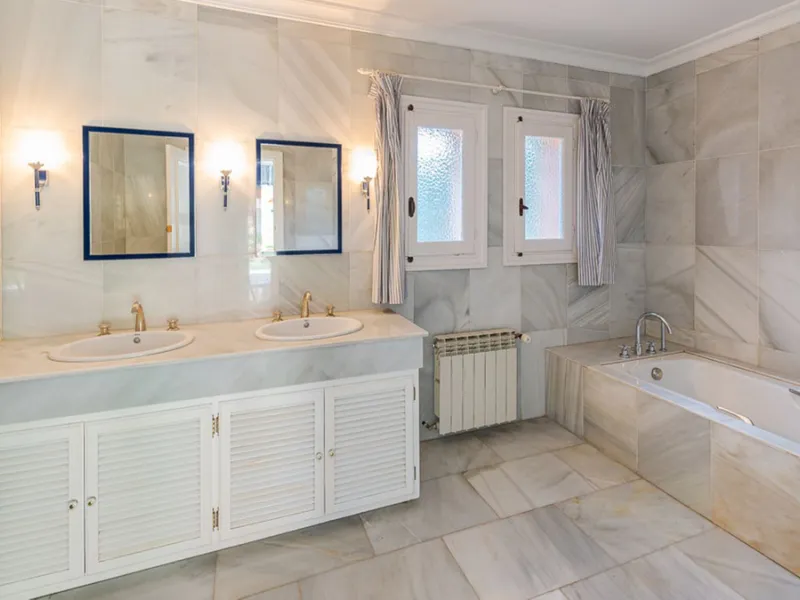 Villa for sale in El Paraiso - Baronal 100 meters from the beach, The New Golden Mile, Estepona in a very quiet neighborhood.