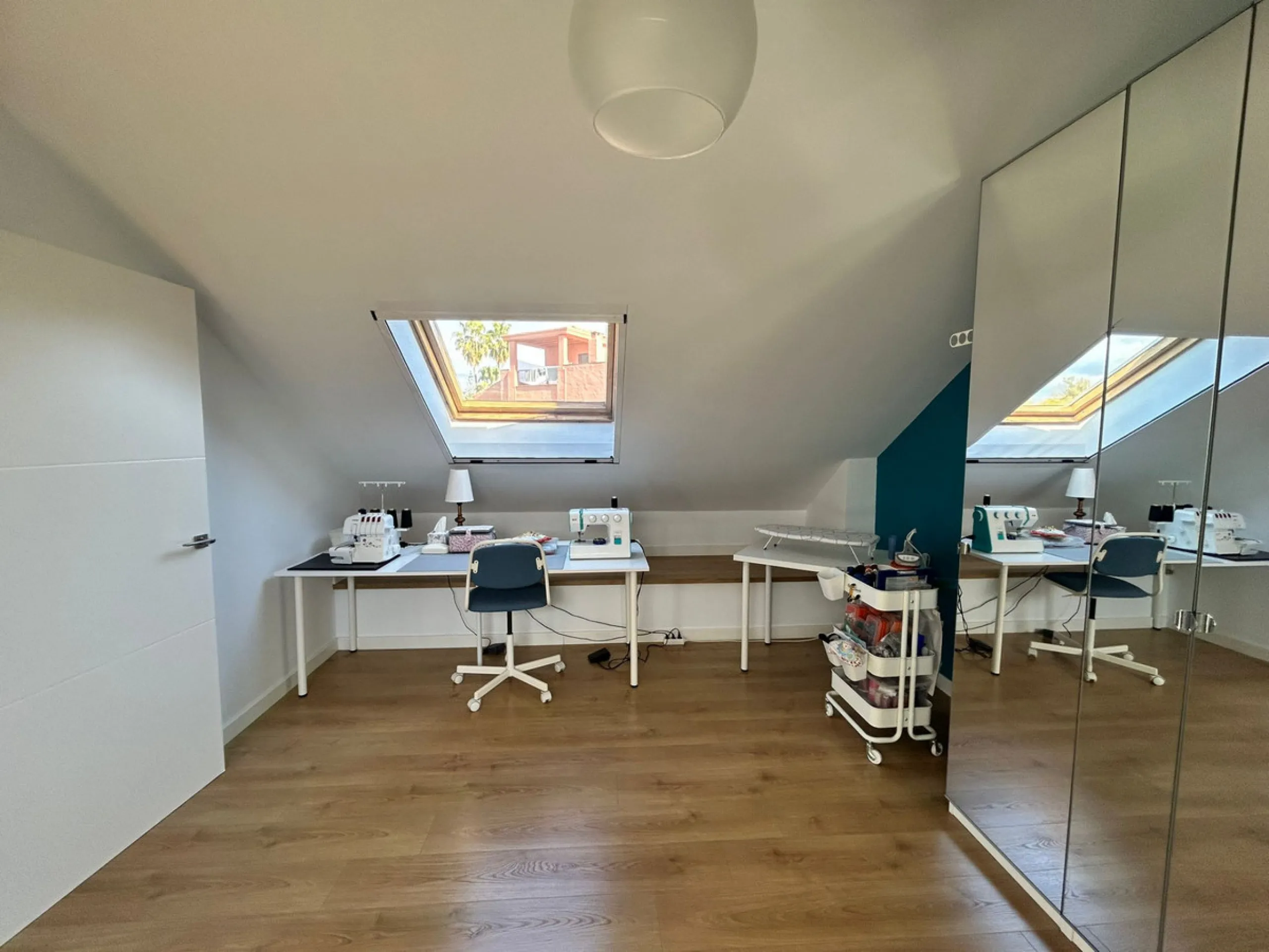 House perfect for family prepared to enter to live, all impeccable and practical and super wide. It is accessed by a patio and porch to the main floor that consists of space amplitude to the living room and open kitchen with bar of excellent quality every