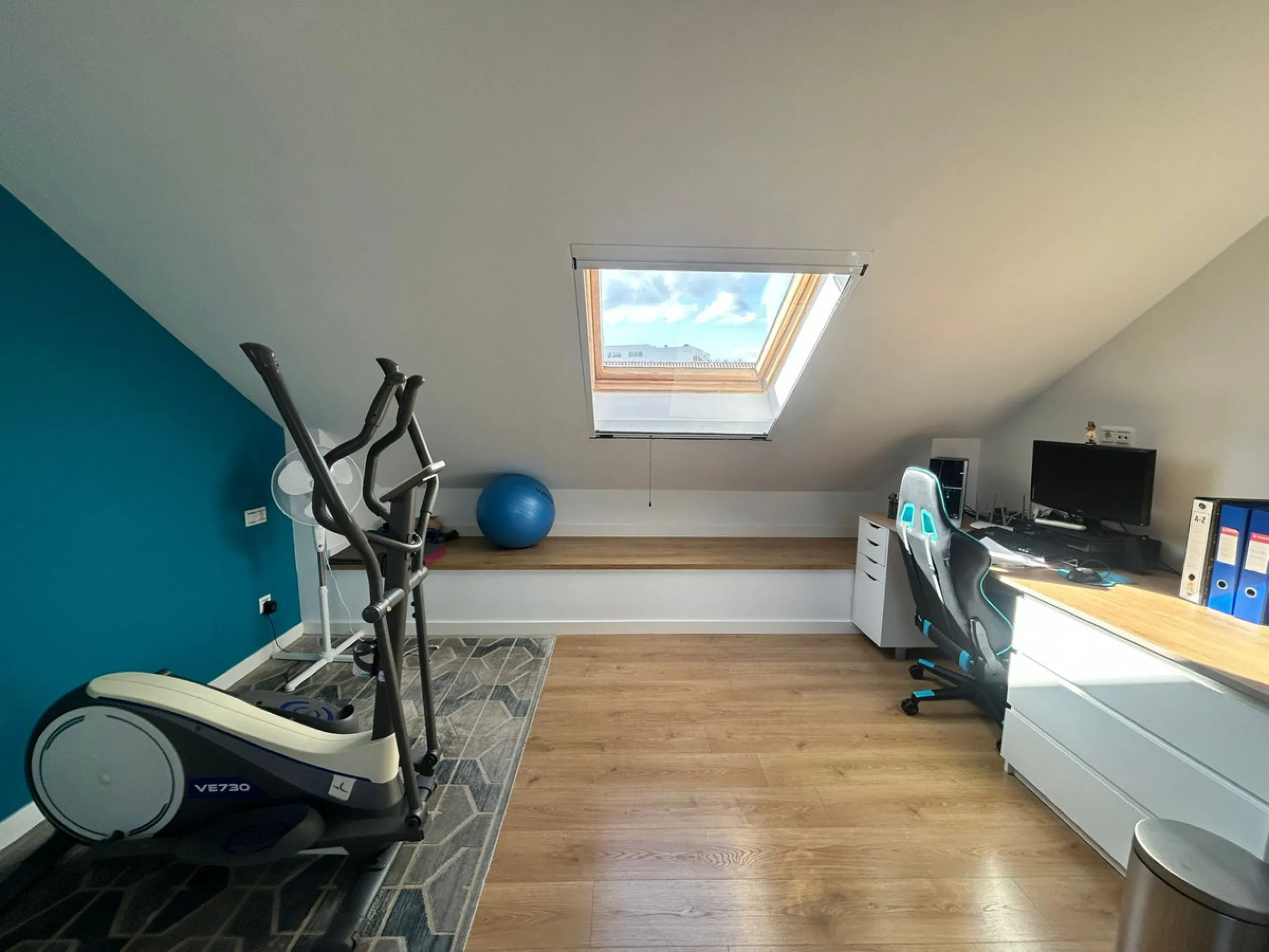House perfect for family prepared to enter to live, all impeccable and practical and super wide. It is accessed by a patio and porch to the main floor that consists of space amplitude to the living room and open kitchen with bar of excellent quality every