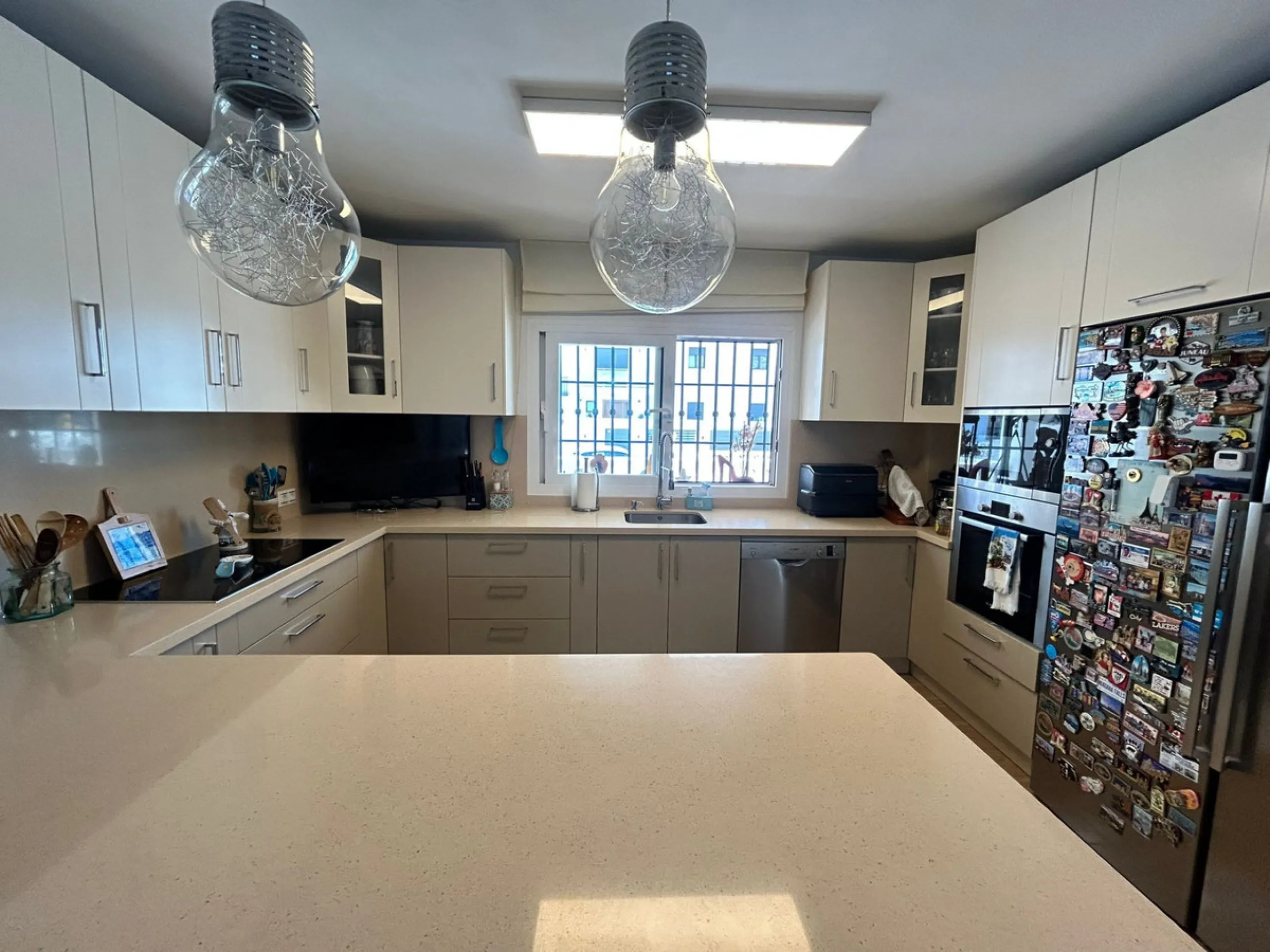 House perfect for family prepared to enter to live, all impeccable and practical and super wide. It is accessed by a patio and porch to the main floor that consists of space amplitude to the living room and open kitchen with bar of excellent quality every