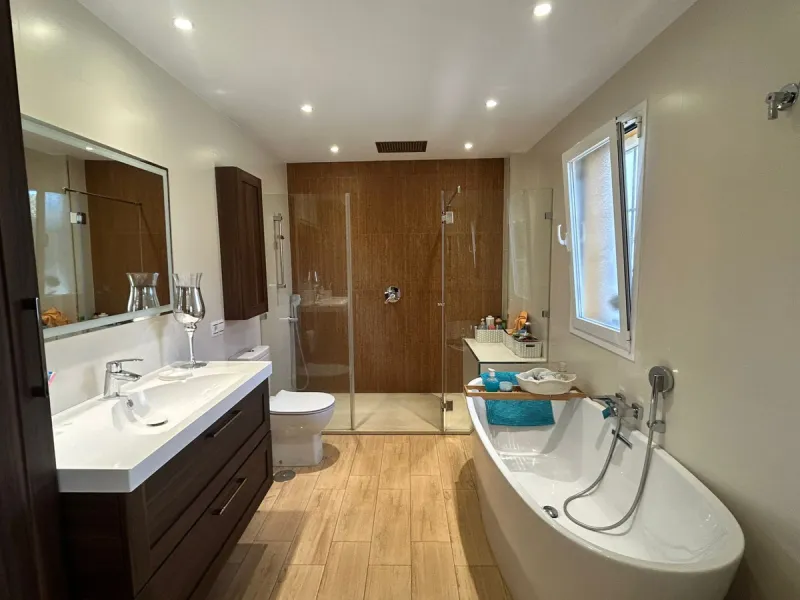 House perfect for family prepared to enter to live, all impeccable and practical and super wide. It is accessed by a patio and porch to the main floor that consists of space amplitude to the living room and open kitchen with bar of excellent quality every