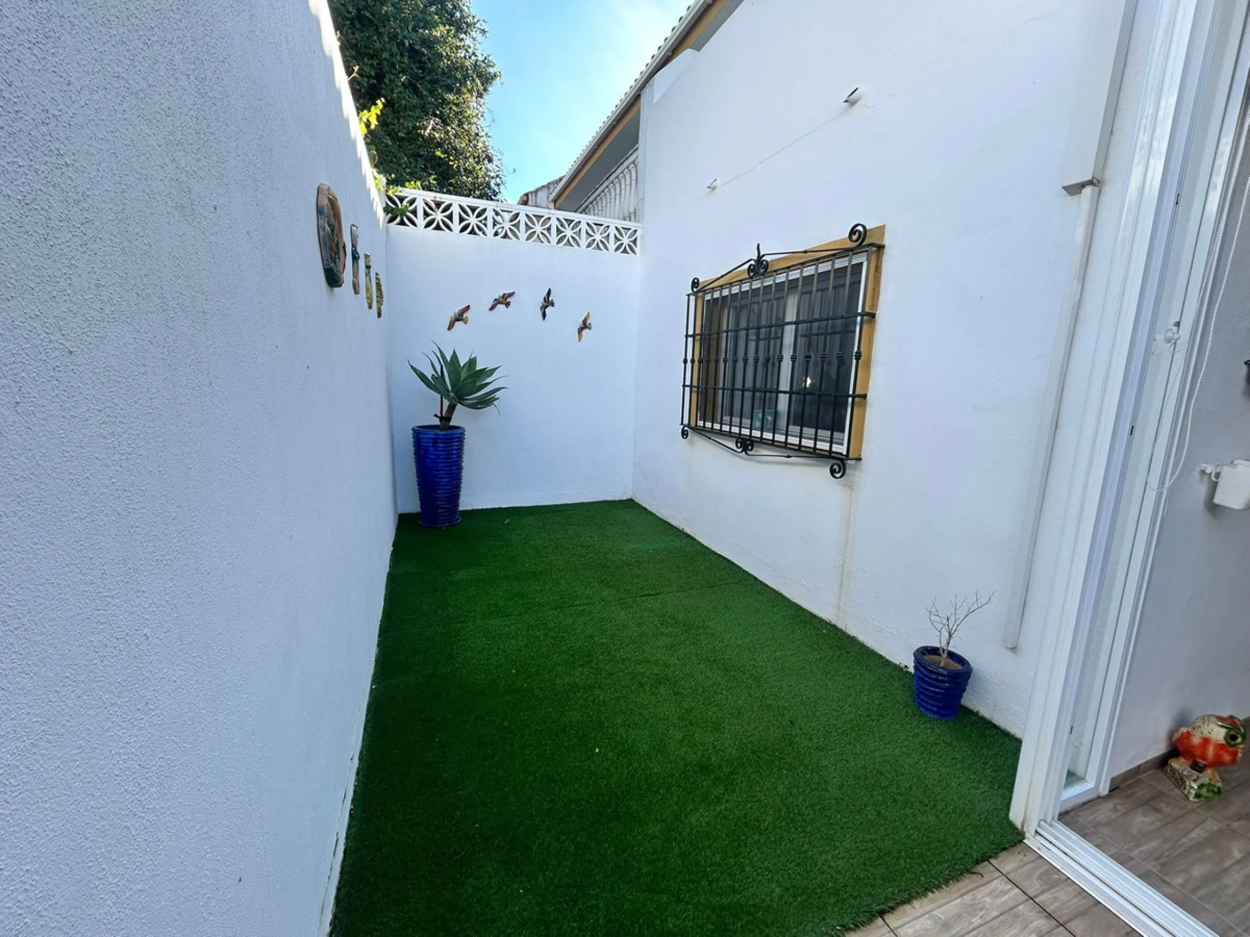House perfect for family prepared to enter to live, all impeccable and practical and super wide. It is accessed by a patio and porch to the main floor that consists of space amplitude to the living room and open kitchen with bar of excellent quality every