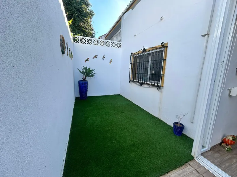 House perfect for family prepared to enter to live, all impeccable and practical and super wide. It is accessed by a patio and porch to the main floor that consists of space amplitude to the living room and open kitchen with bar of excellent quality every
