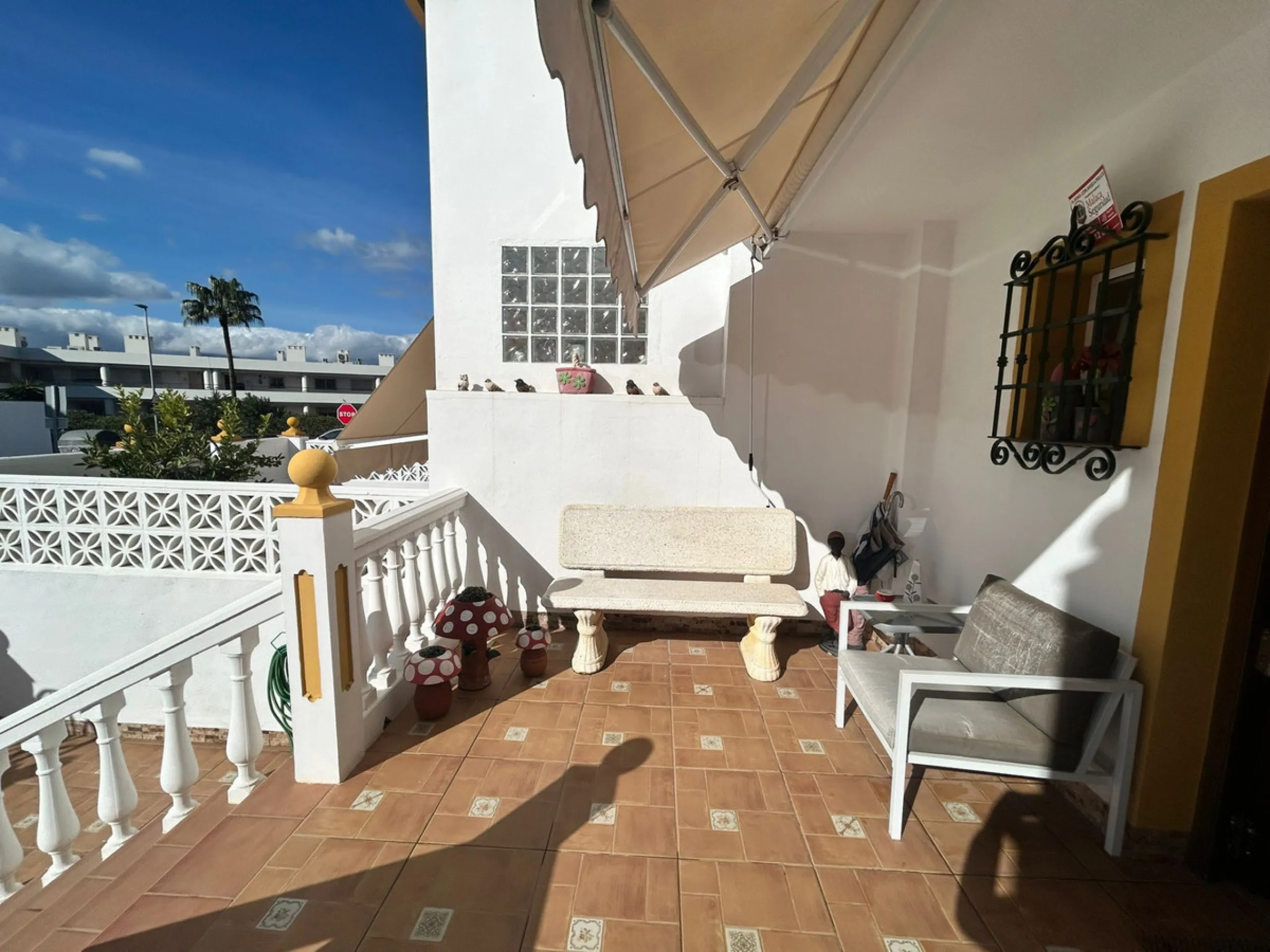 House perfect for family prepared to enter to live, all impeccable and practical and super wide. It is accessed by a patio and porch to the main floor that consists of space amplitude to the living room and open kitchen with bar of excellent quality every