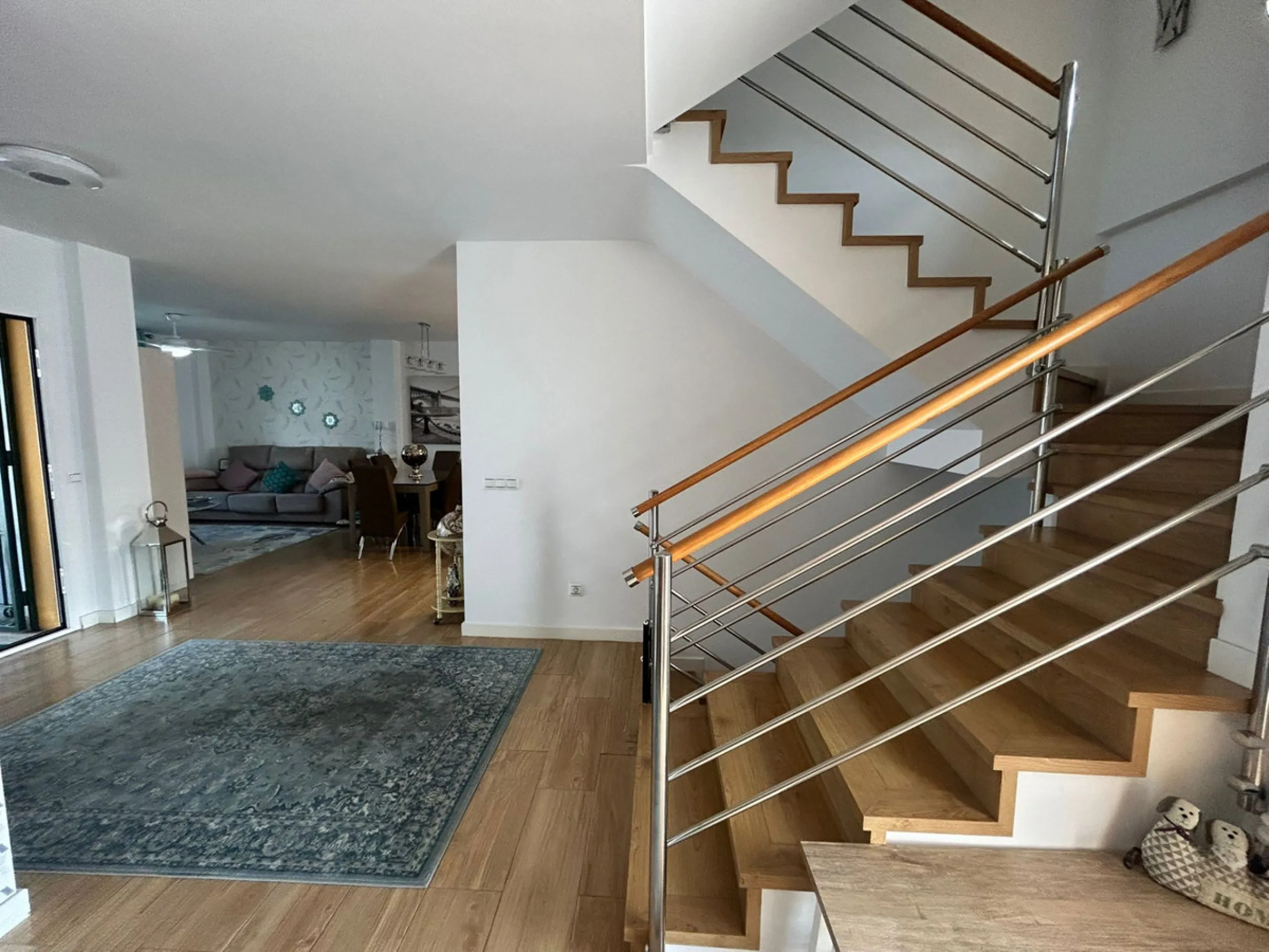House perfect for family prepared to enter to live, all impeccable and practical and super wide. It is accessed by a patio and porch to the main floor that consists of space amplitude to the living room and open kitchen with bar of excellent quality every