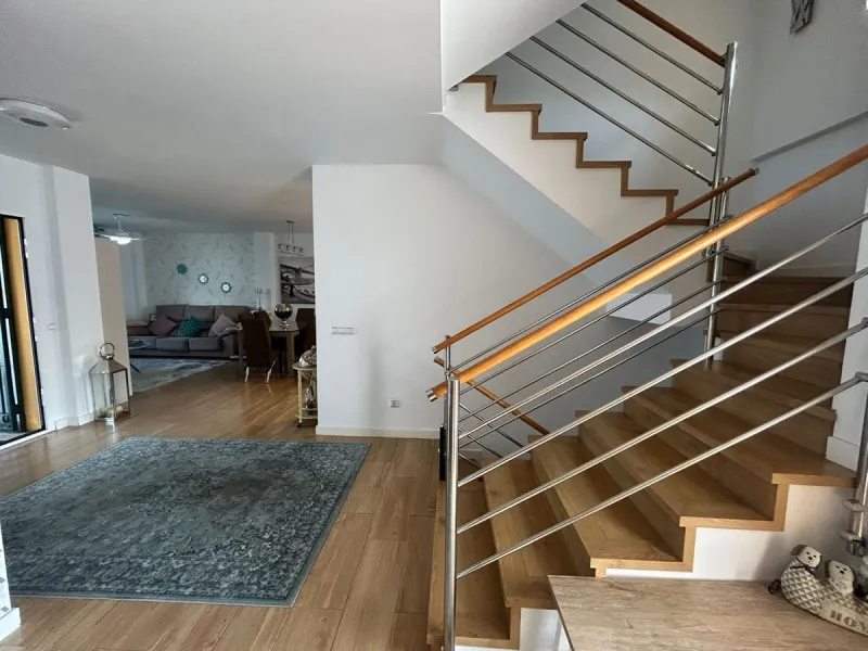 House perfect for family prepared to enter to live, all impeccable and practical and super wide. It is accessed by a patio and porch to the main floor that consists of space amplitude to the living room and open kitchen with bar of excellent quality every