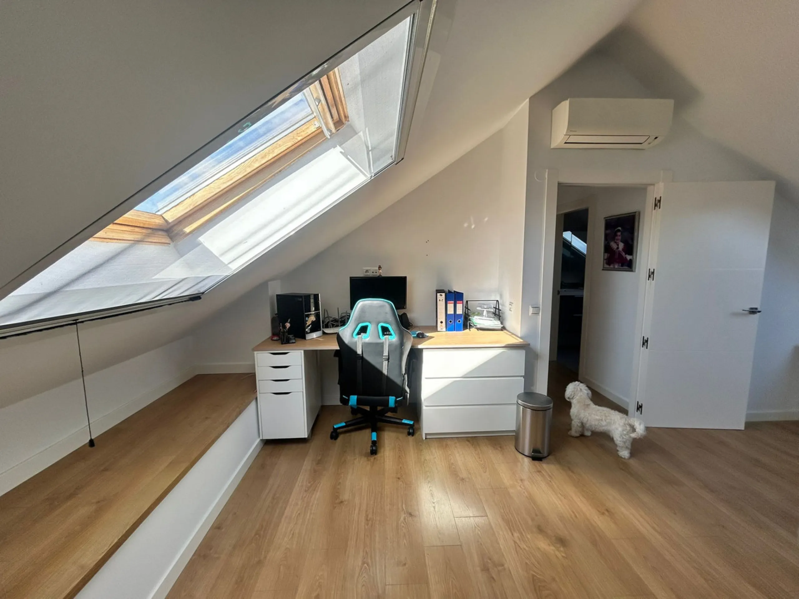 House perfect for family prepared to enter to live, all impeccable and practical and super wide. It is accessed by a patio and porch to the main floor that consists of space amplitude to the living room and open kitchen with bar of excellent quality every