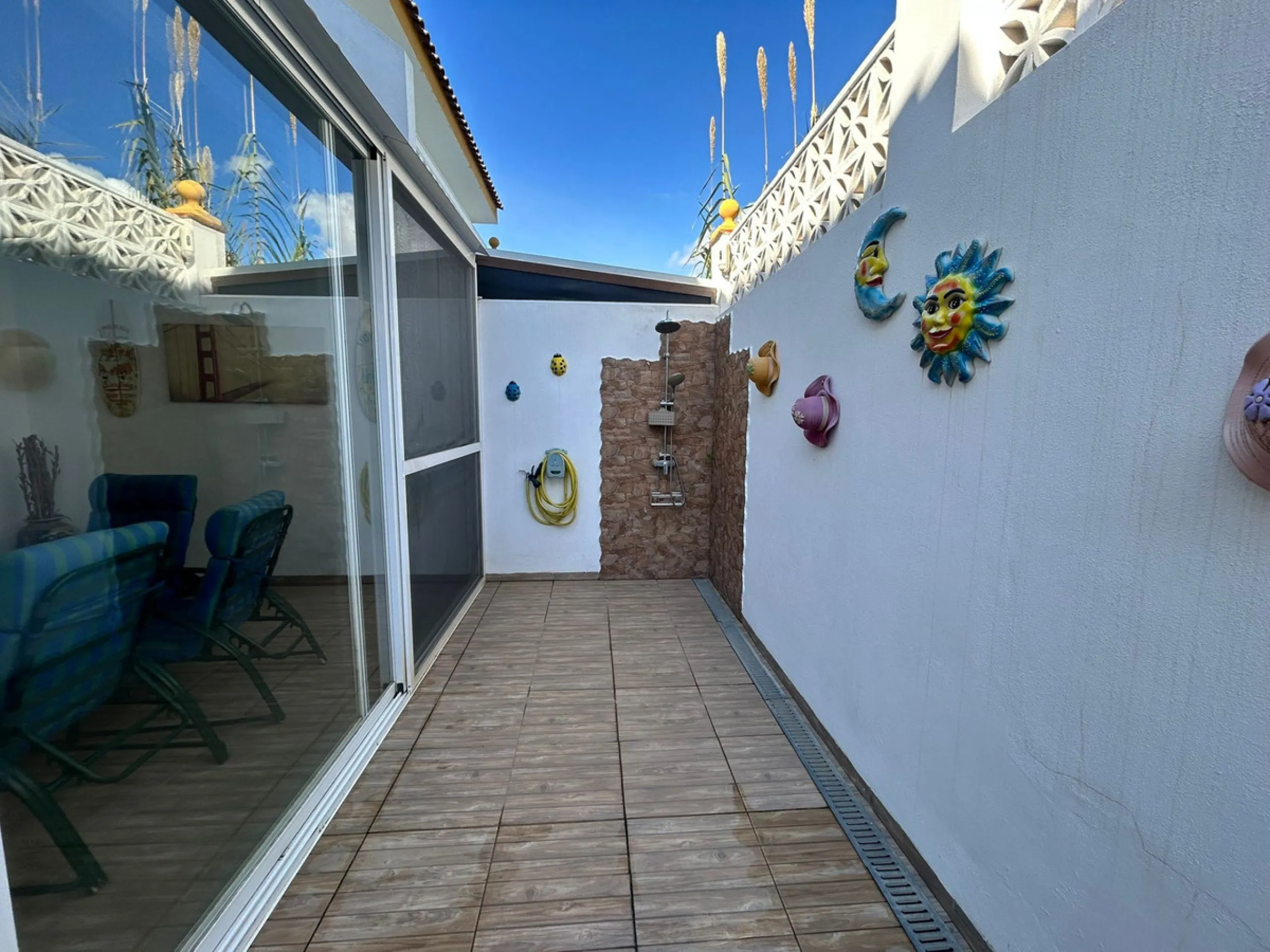 House perfect for family prepared to enter to live, all impeccable and practical and super wide. It is accessed by a patio and porch to the main floor that consists of space amplitude to the living room and open kitchen with bar of excellent quality every