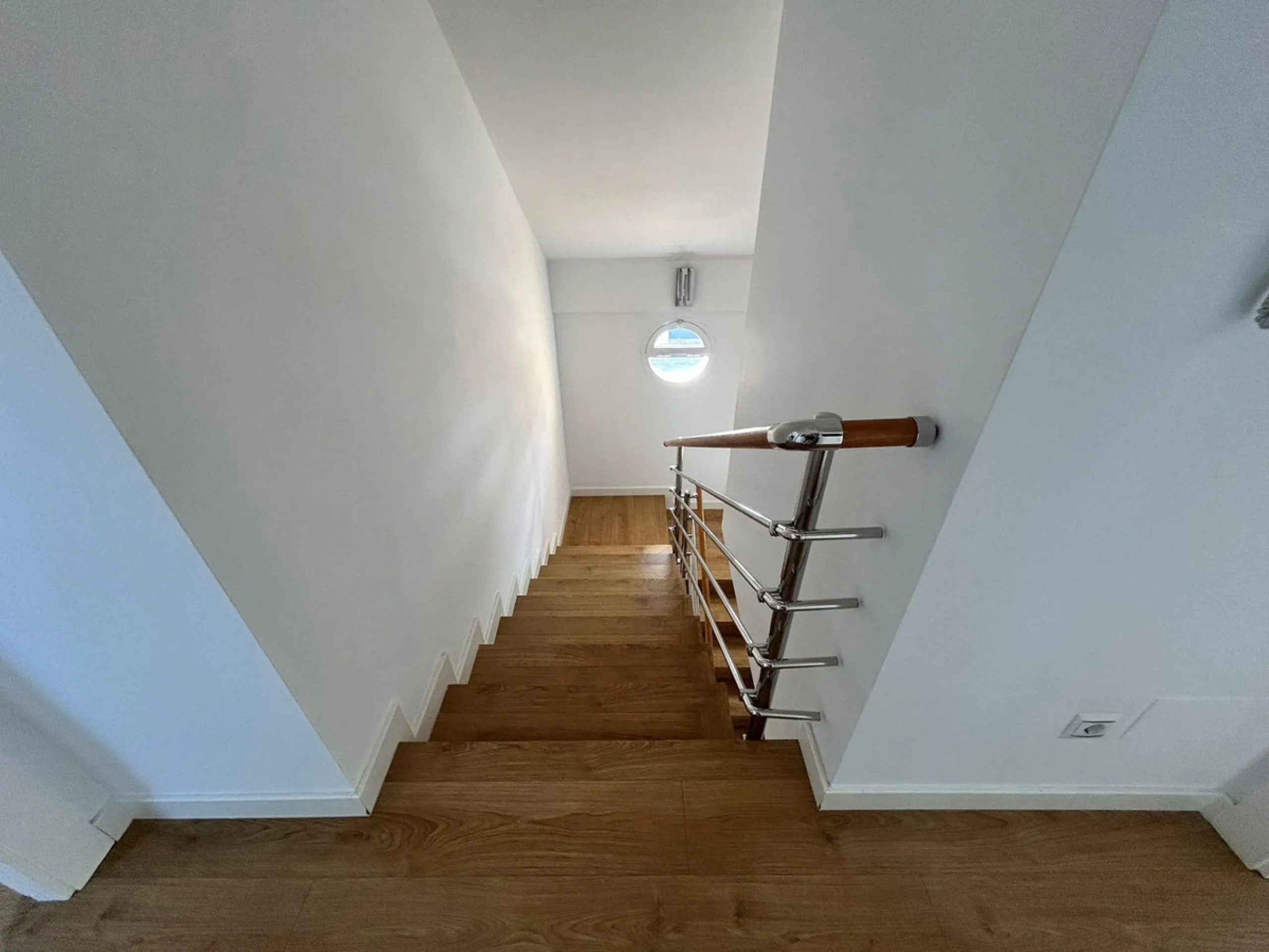 House perfect for family prepared to enter to live, all impeccable and practical and super wide. It is accessed by a patio and porch to the main floor that consists of space amplitude to the living room and open kitchen with bar of excellent quality every