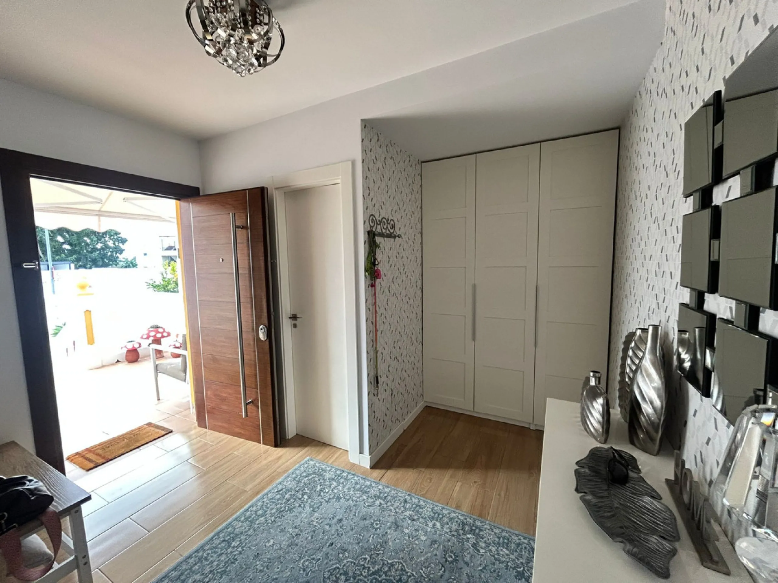 House perfect for family prepared to enter to live, all impeccable and practical and super wide. It is accessed by a patio and porch to the main floor that consists of space amplitude to the living room and open kitchen with bar of excellent quality every