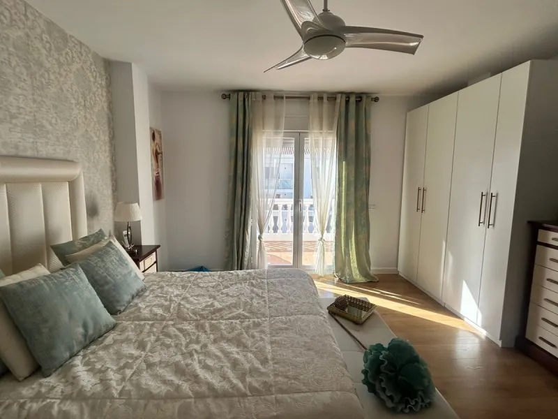 House perfect for family prepared to enter to live, all impeccable and practical and super wide. It is accessed by a patio and porch to the main floor that consists of space amplitude to the living room and open kitchen with bar of excellent quality every
