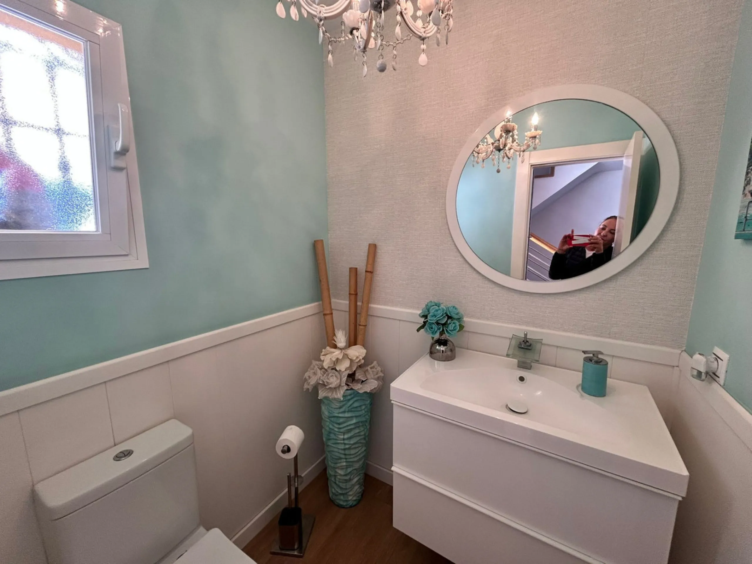 House perfect for family prepared to enter to live, all impeccable and practical and super wide. It is accessed by a patio and porch to the main floor that consists of space amplitude to the living room and open kitchen with bar of excellent quality every