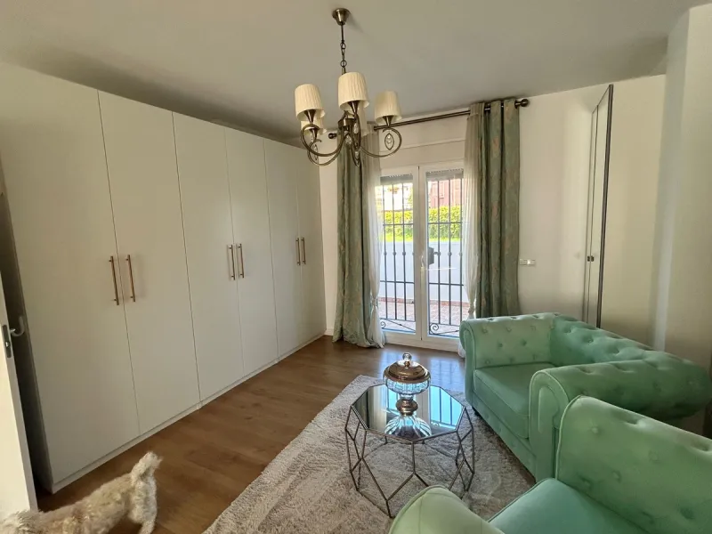 House perfect for family prepared to enter to live, all impeccable and practical and super wide. It is accessed by a patio and porch to the main floor that consists of space amplitude to the living room and open kitchen with bar of excellent quality every