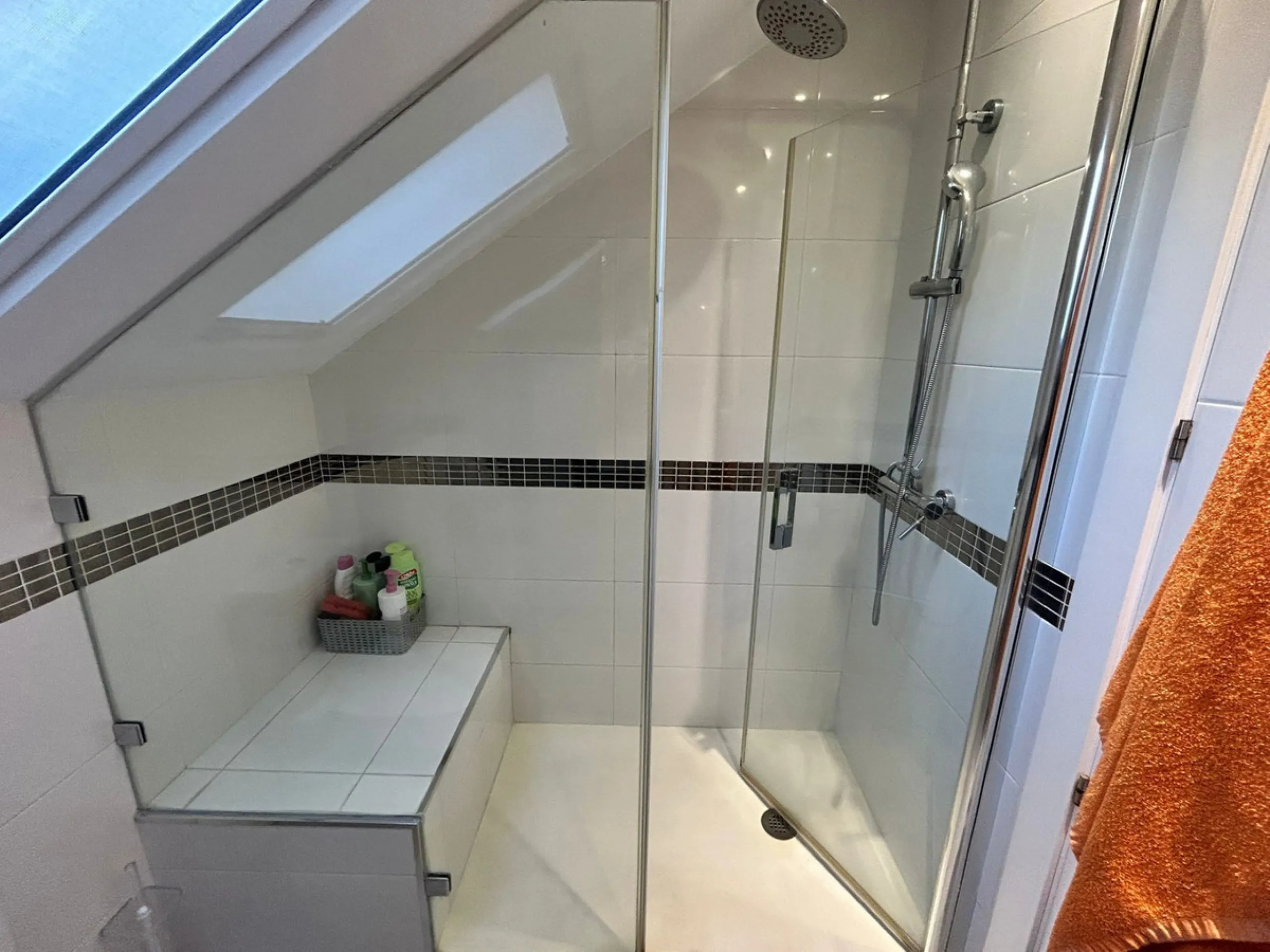 House perfect for family prepared to enter to live, all impeccable and practical and super wide. It is accessed by a patio and porch to the main floor that consists of space amplitude to the living room and open kitchen with bar of excellent quality every