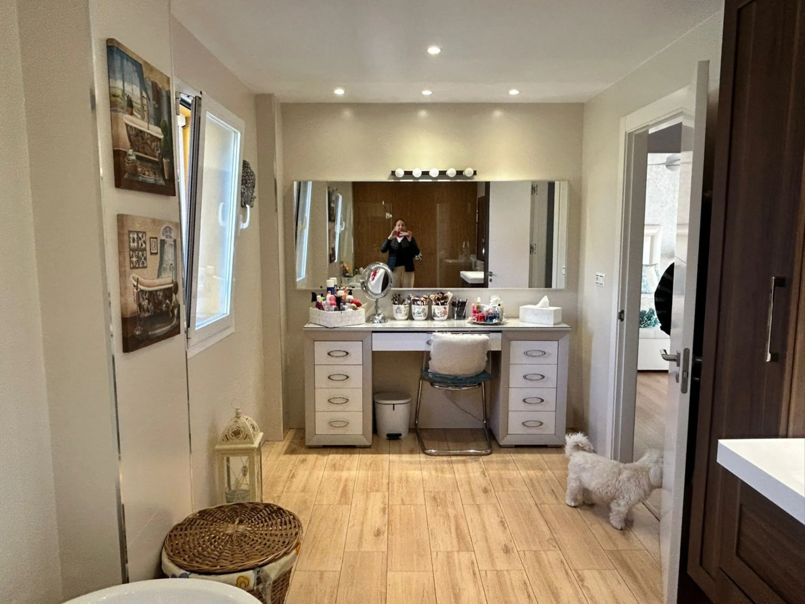 House perfect for family prepared to enter to live, all impeccable and practical and super wide. It is accessed by a patio and porch to the main floor that consists of space amplitude to the living room and open kitchen with bar of excellent quality every