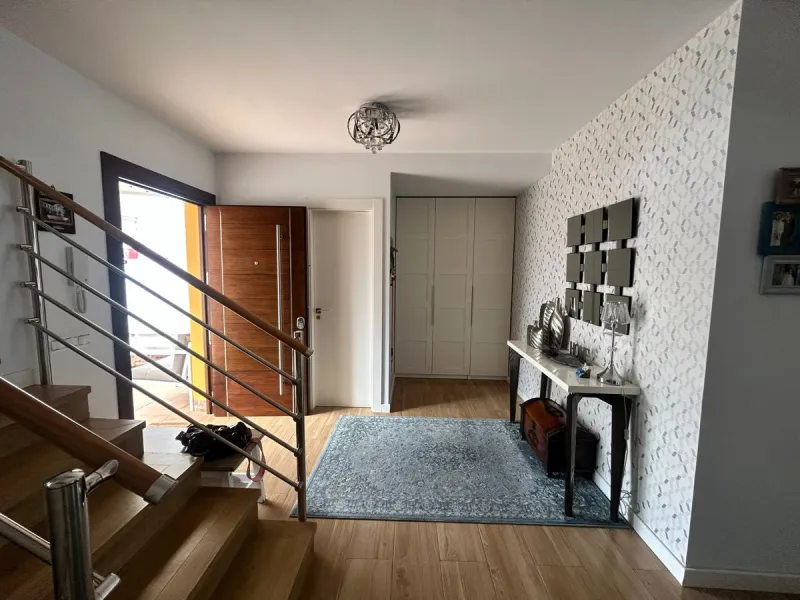 House perfect for family prepared to enter to live, all impeccable and practical and super wide. It is accessed by a patio and porch to the main floor that consists of space amplitude to the living room and open kitchen with bar of excellent quality every