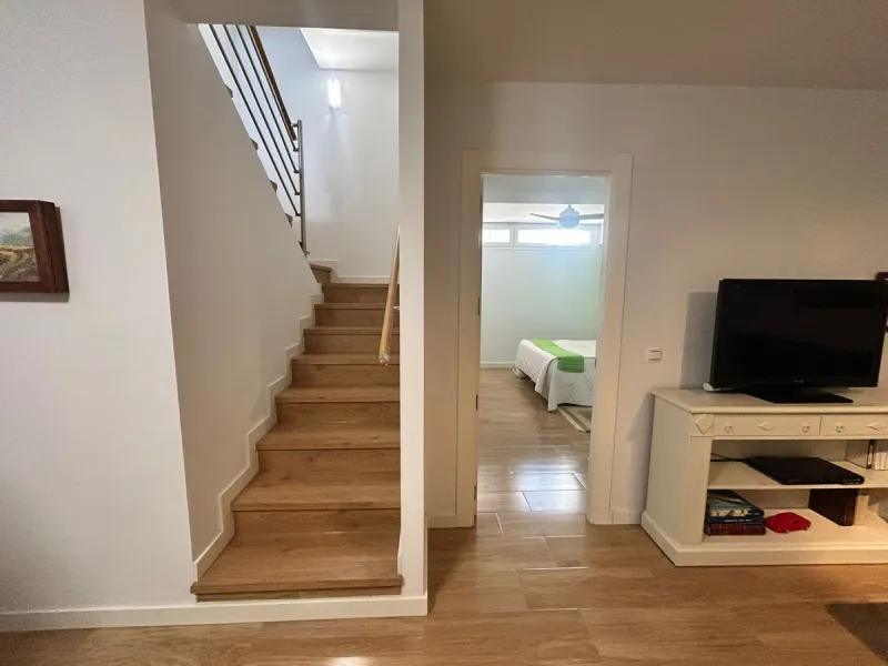 House perfect for family prepared to enter to live, all impeccable and practical and super wide. It is accessed by a patio and porch to the main floor that consists of space amplitude to the living room and open kitchen with bar of excellent quality every