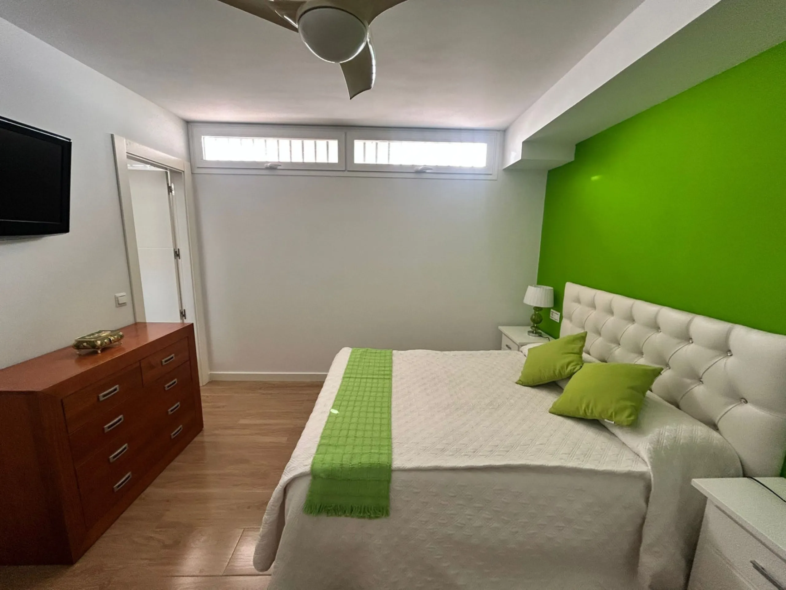 House perfect for family prepared to enter to live, all impeccable and practical and super wide. It is accessed by a patio and porch to the main floor that consists of space amplitude to the living room and open kitchen with bar of excellent quality every