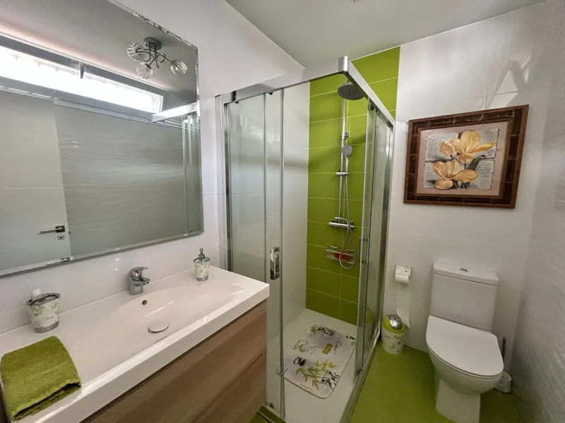House perfect for family prepared to enter to live, all impeccable and practical and super wide. It is accessed by a patio and porch to the main floor that consists of space amplitude to the living room and open kitchen with bar of excellent quality every
