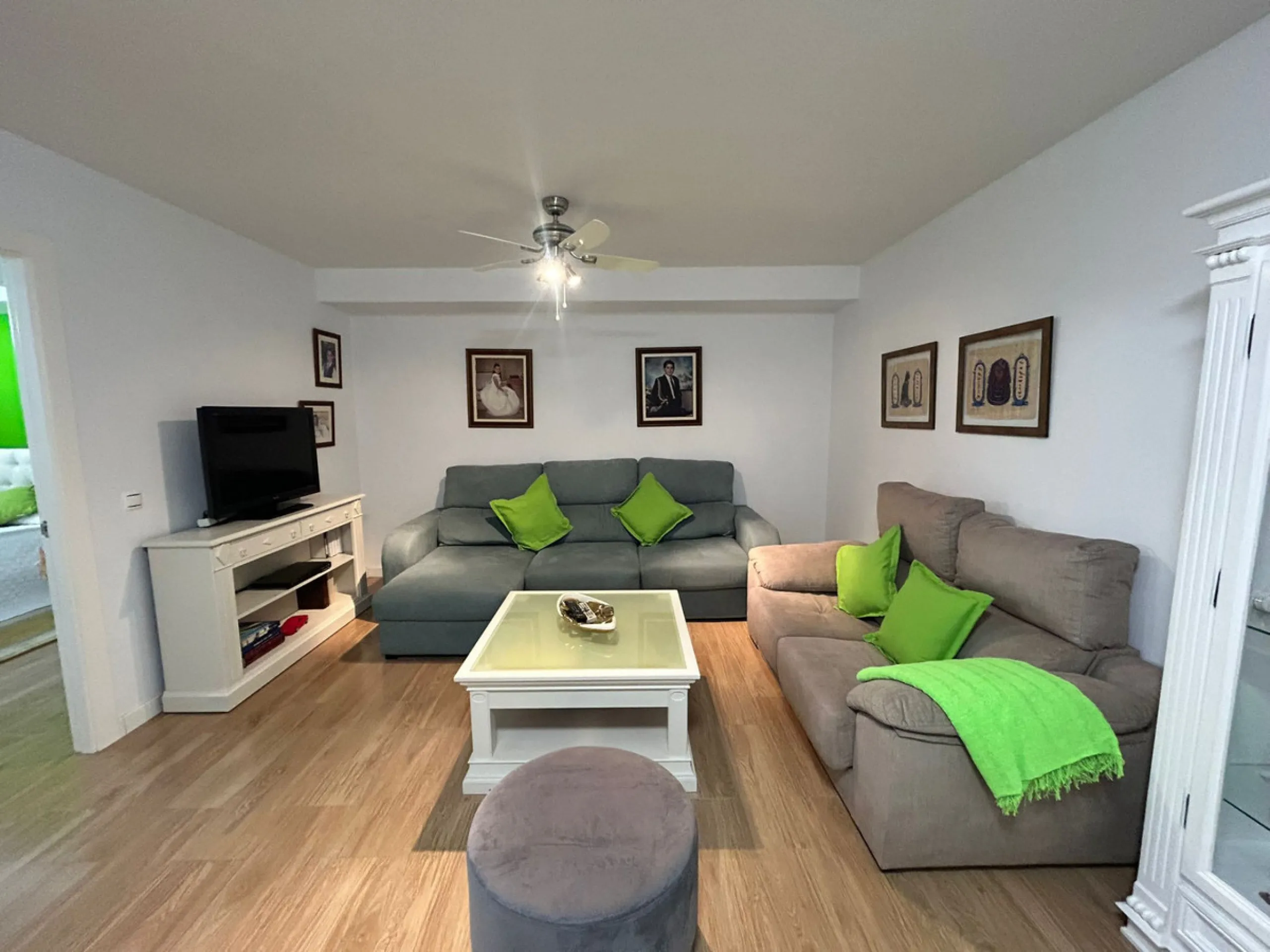 House perfect for family prepared to enter to live, all impeccable and practical and super wide. It is accessed by a patio and porch to the main floor that consists of space amplitude to the living room and open kitchen with bar of excellent quality every