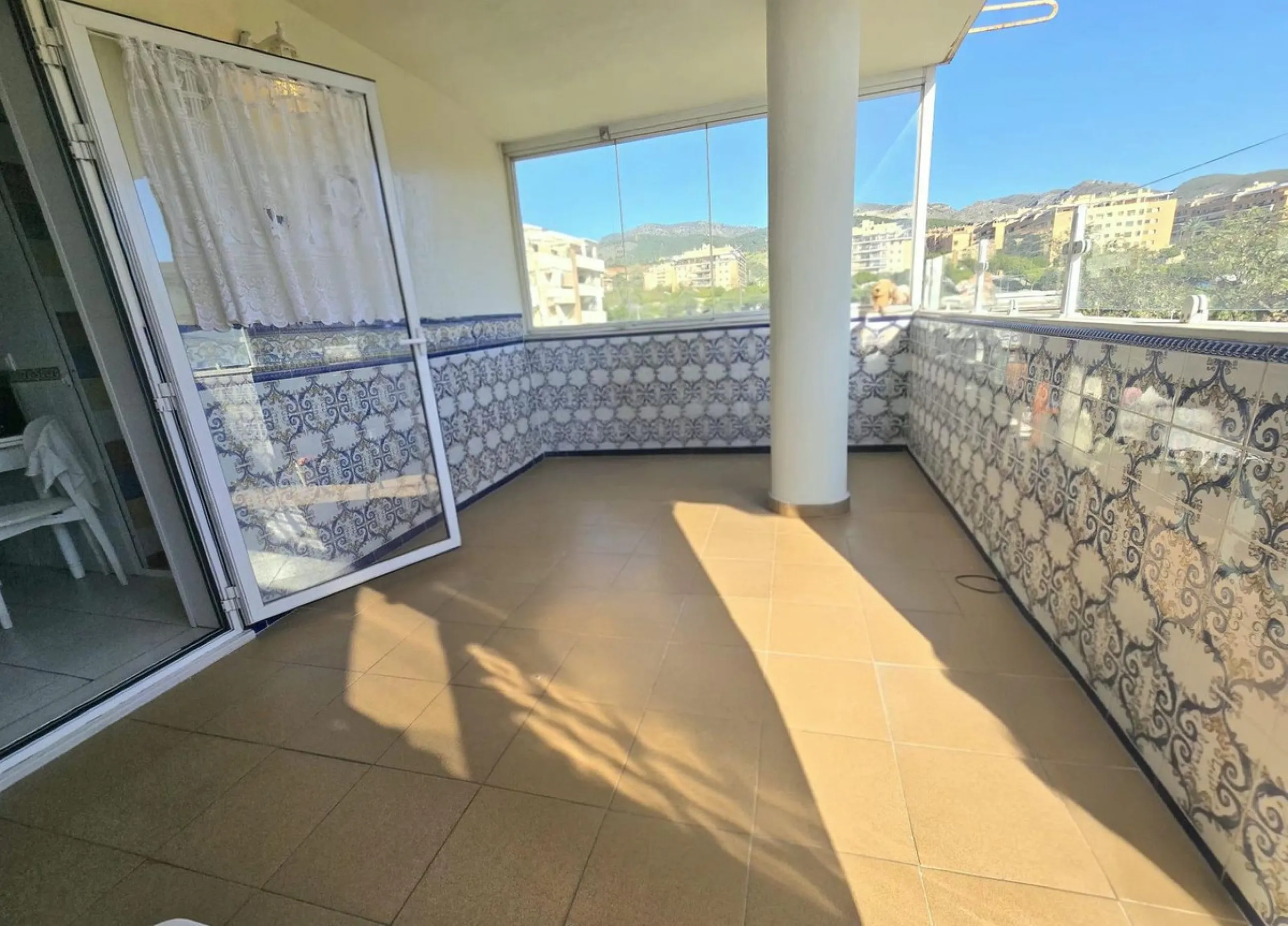 We are pleased to present this fantastic property located in La Leala, El Pinillo (Torremolinos), an excellent opportunity both as a permanent residence and as an investment.