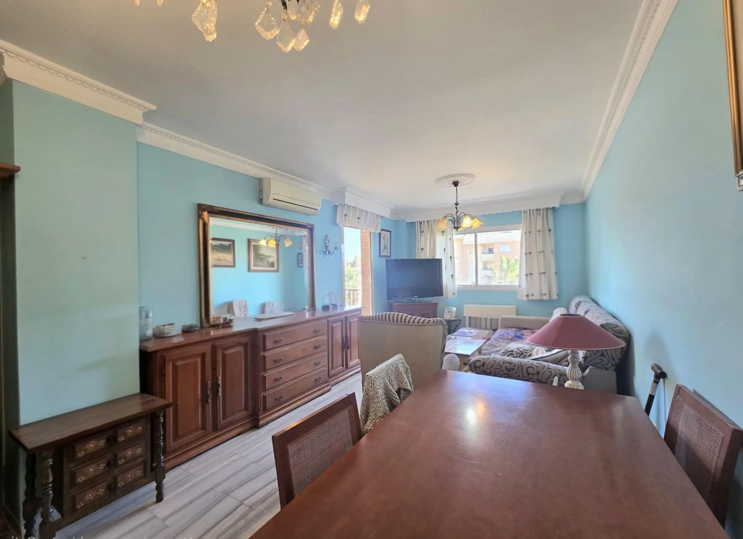 We are pleased to present this fantastic property located in La Leala, El Pinillo (Torremolinos), an excellent opportunity both as a permanent residence and as an investment.