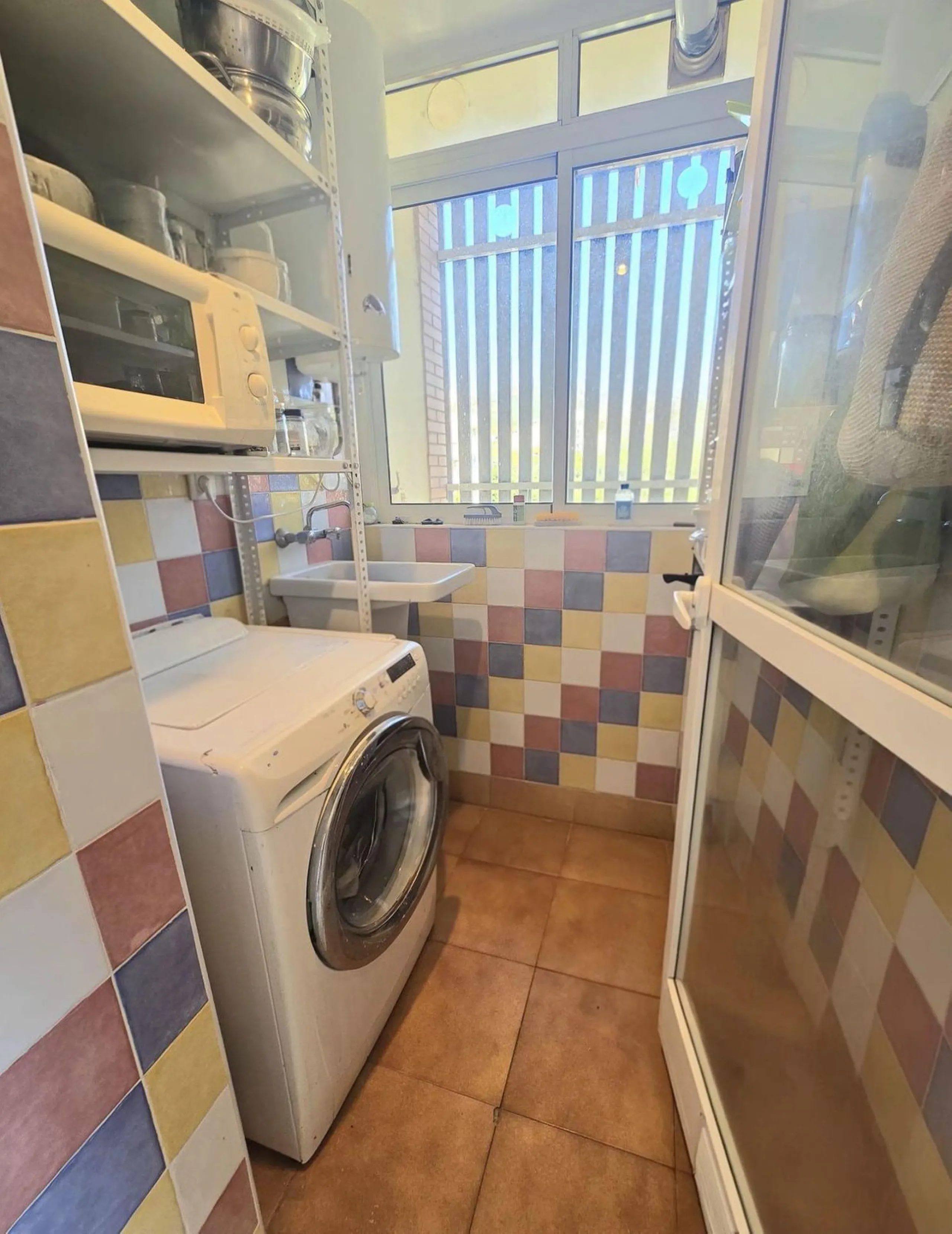 We are pleased to present this fantastic property located in La Leala, El Pinillo (Torremolinos), an excellent opportunity both as a permanent residence and as an investment.