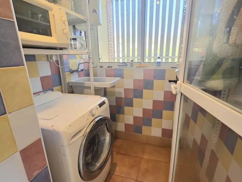 We are pleased to present this fantastic property located in La Leala, El Pinillo (Torremolinos), an excellent opportunity both as a permanent residence and as an investment.