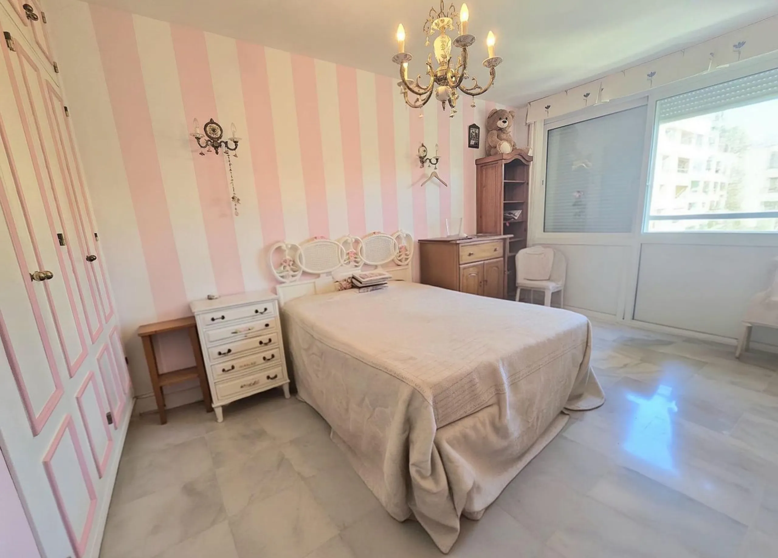 We are pleased to present this fantastic property located in La Leala, El Pinillo (Torremolinos), an excellent opportunity both as a permanent residence and as an investment.
