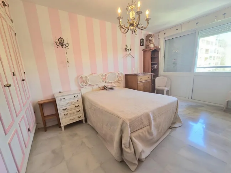 We are pleased to present this fantastic property located in La Leala, El Pinillo (Torremolinos), an excellent opportunity both as a permanent residence and as an investment.