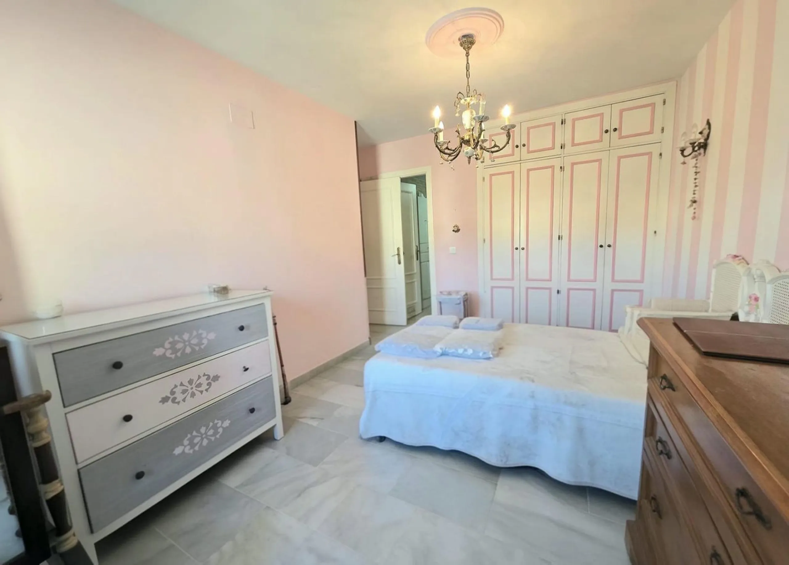 We are pleased to present this fantastic property located in La Leala, El Pinillo (Torremolinos), an excellent opportunity both as a permanent residence and as an investment.