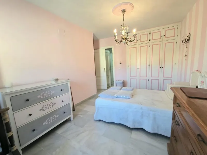 We are pleased to present this fantastic property located in La Leala, El Pinillo (Torremolinos), an excellent opportunity both as a permanent residence and as an investment.