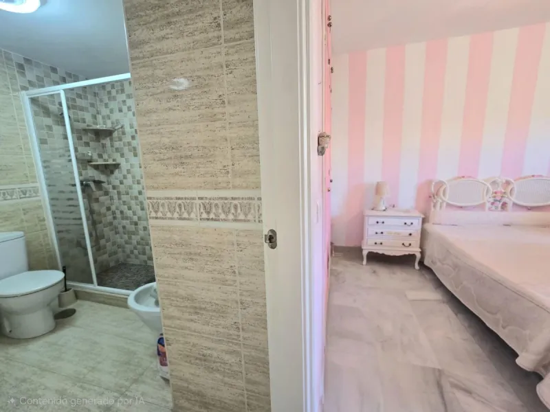 We are pleased to present this fantastic property located in La Leala, El Pinillo (Torremolinos), an excellent opportunity both as a permanent residence and as an investment.