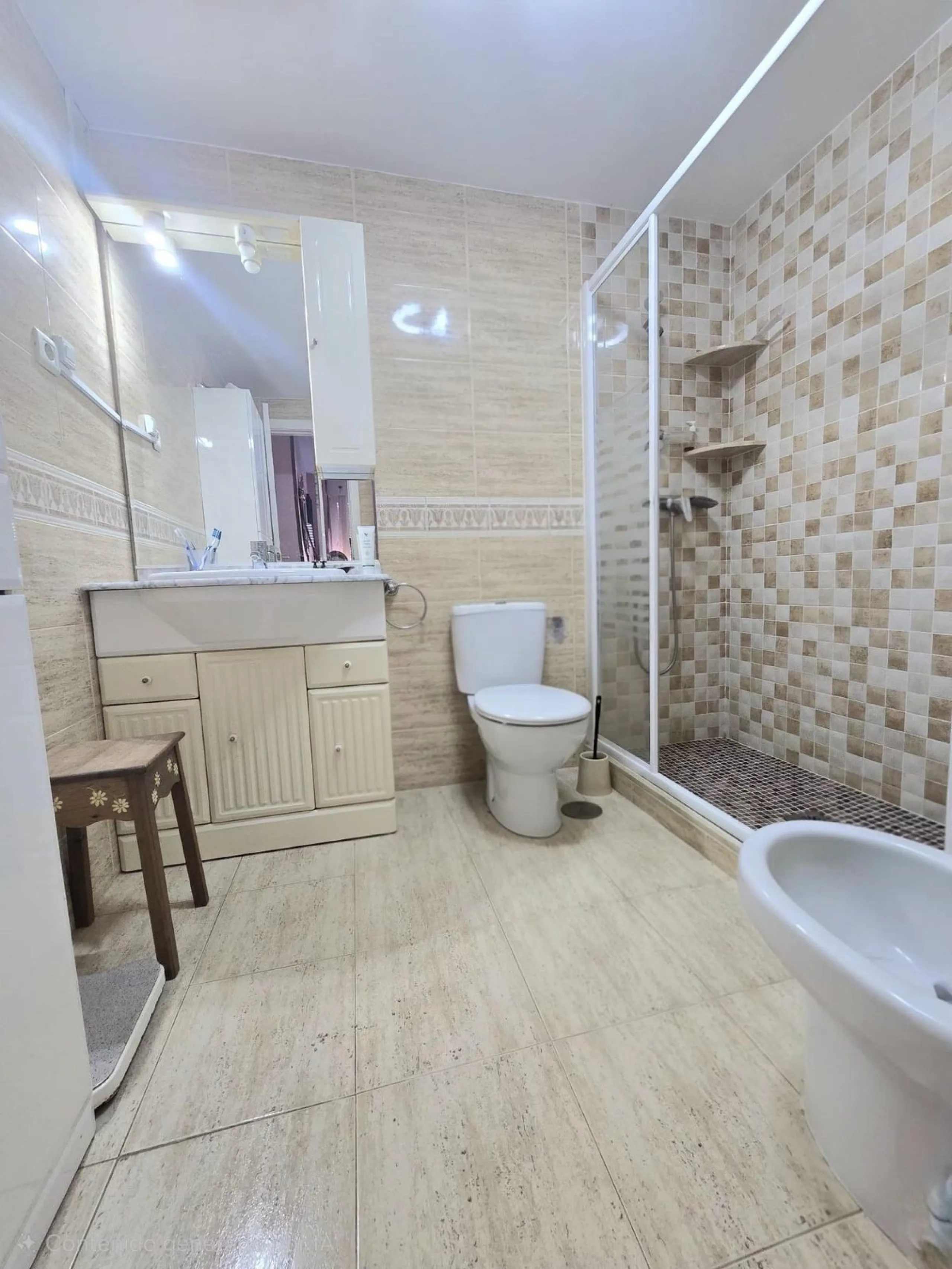 We are pleased to present this fantastic property located in La Leala, El Pinillo (Torremolinos), an excellent opportunity both as a permanent residence and as an investment.